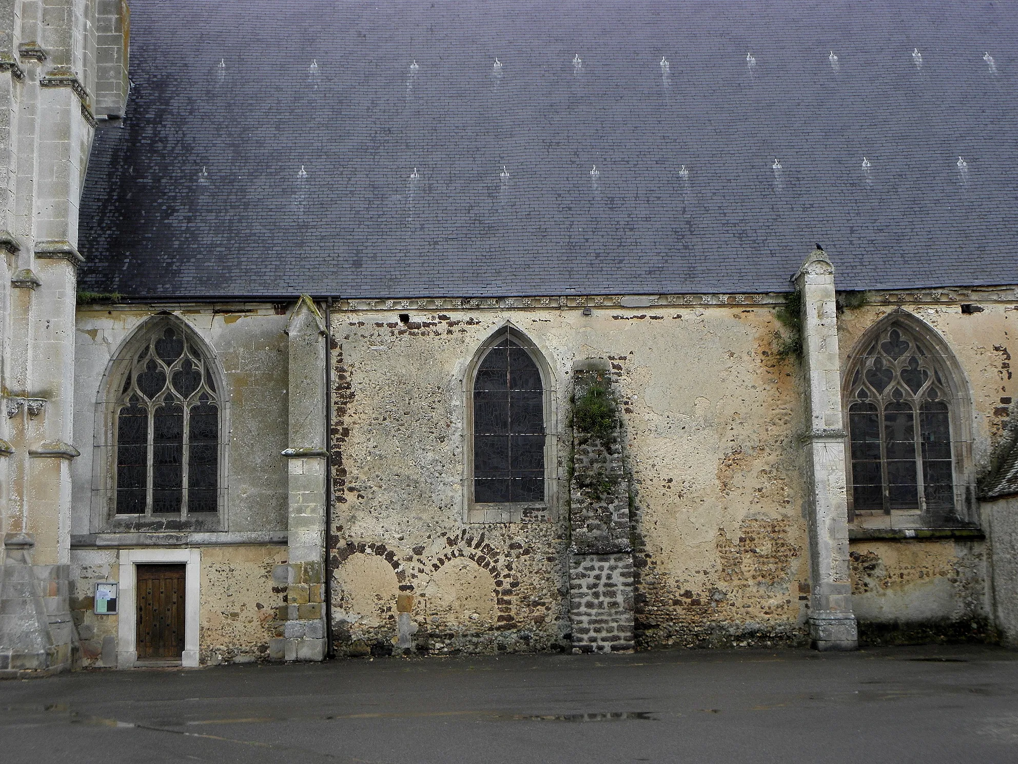 Photo showing: Extérieur de l'église Saint-Nicolas de Brezolles (28). Flanc sud de la nef.