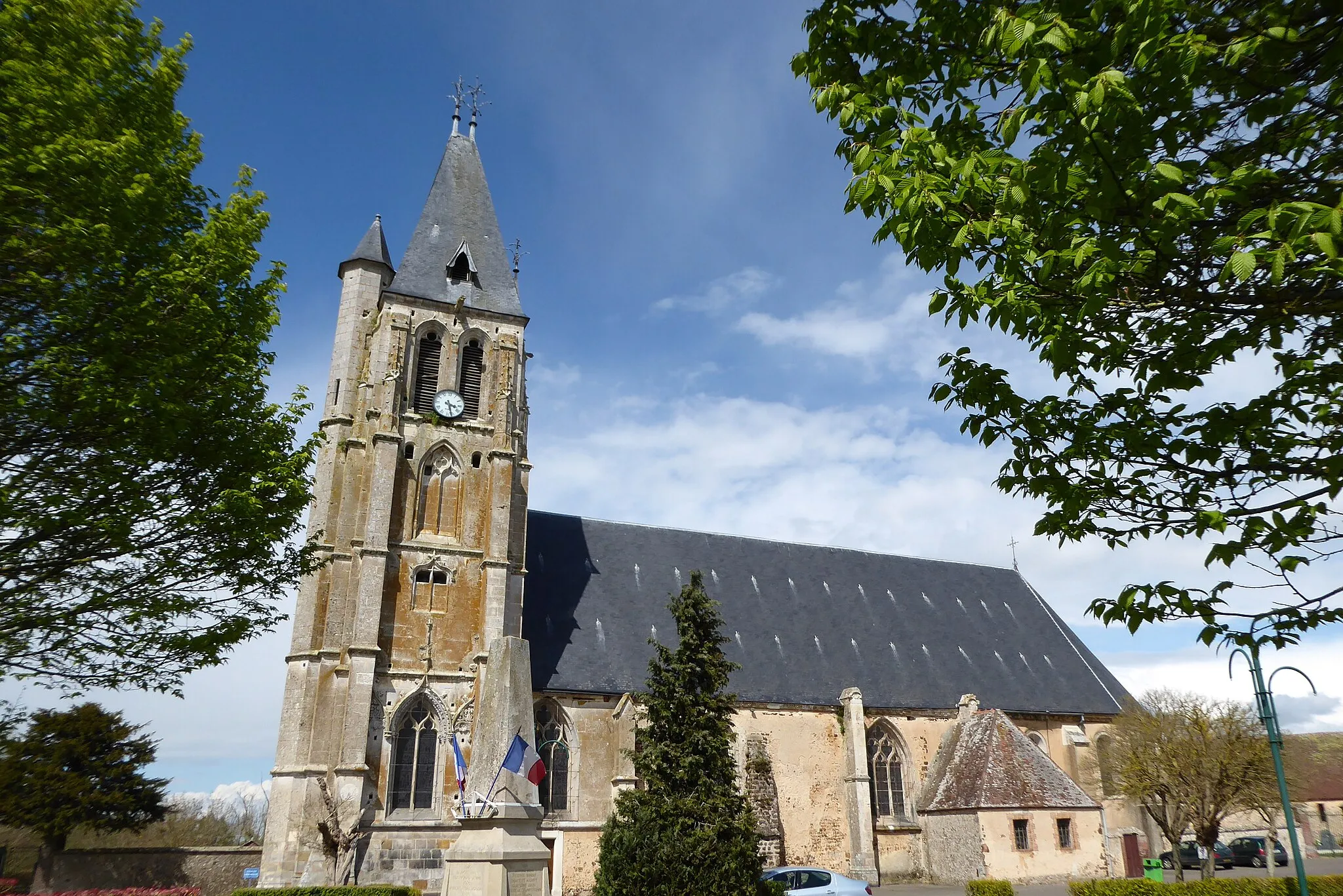 Photo showing: Façade sud de l'église Saint-Nicolas et monument aux morts, Brezolles, Eure-et-Loir (France).