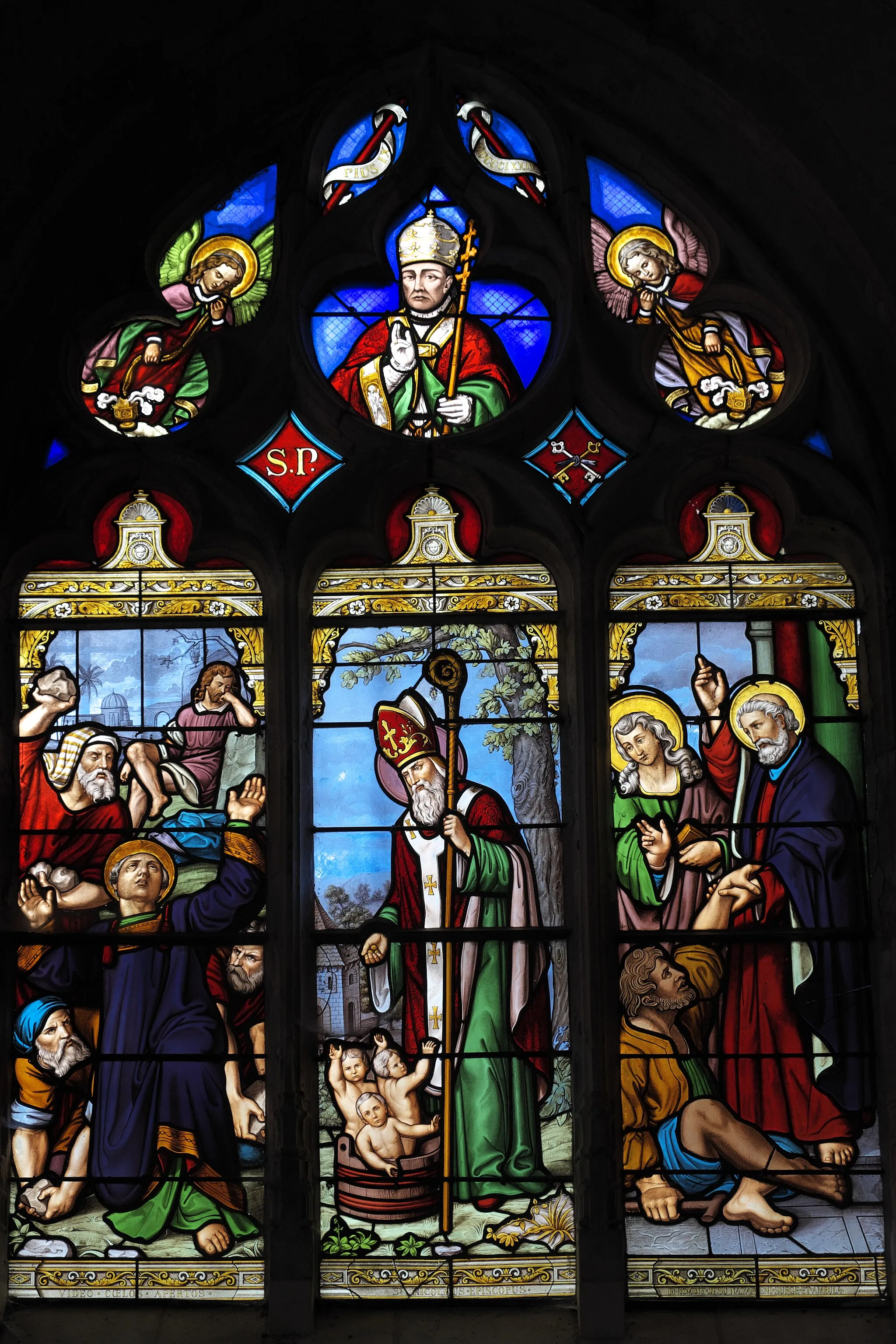 Photo showing: Katholische Pfarrkirche Notre-Dame in Bû im Département Eure-et-Loir (Centre-Val de Loire/Frankreich), Bleiglasfenster, Darstellung: Steinigung des hl. Stefanus (links), hl. Nikolaus und die drei Scholaren im Salzfass (Mitte), Petrus heilt einen Lahmen (rechts)