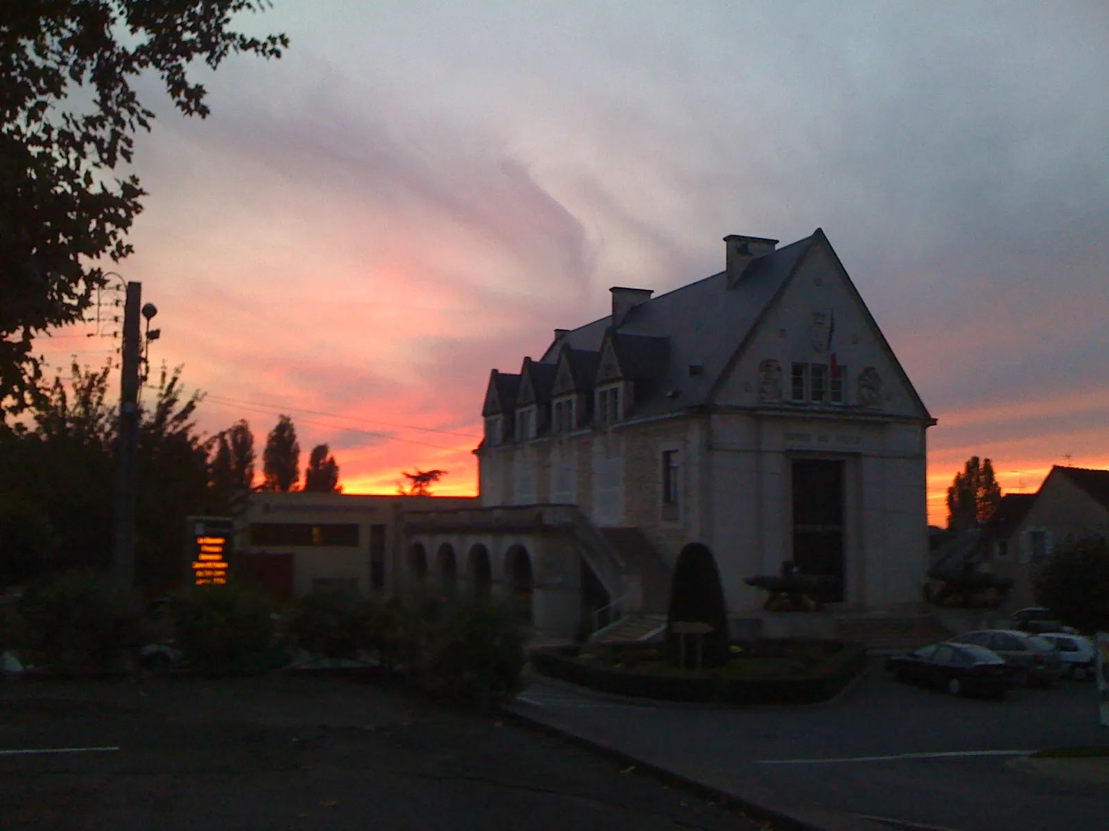 Photo showing: Coucher de soleil sur la mairie de Buzançais