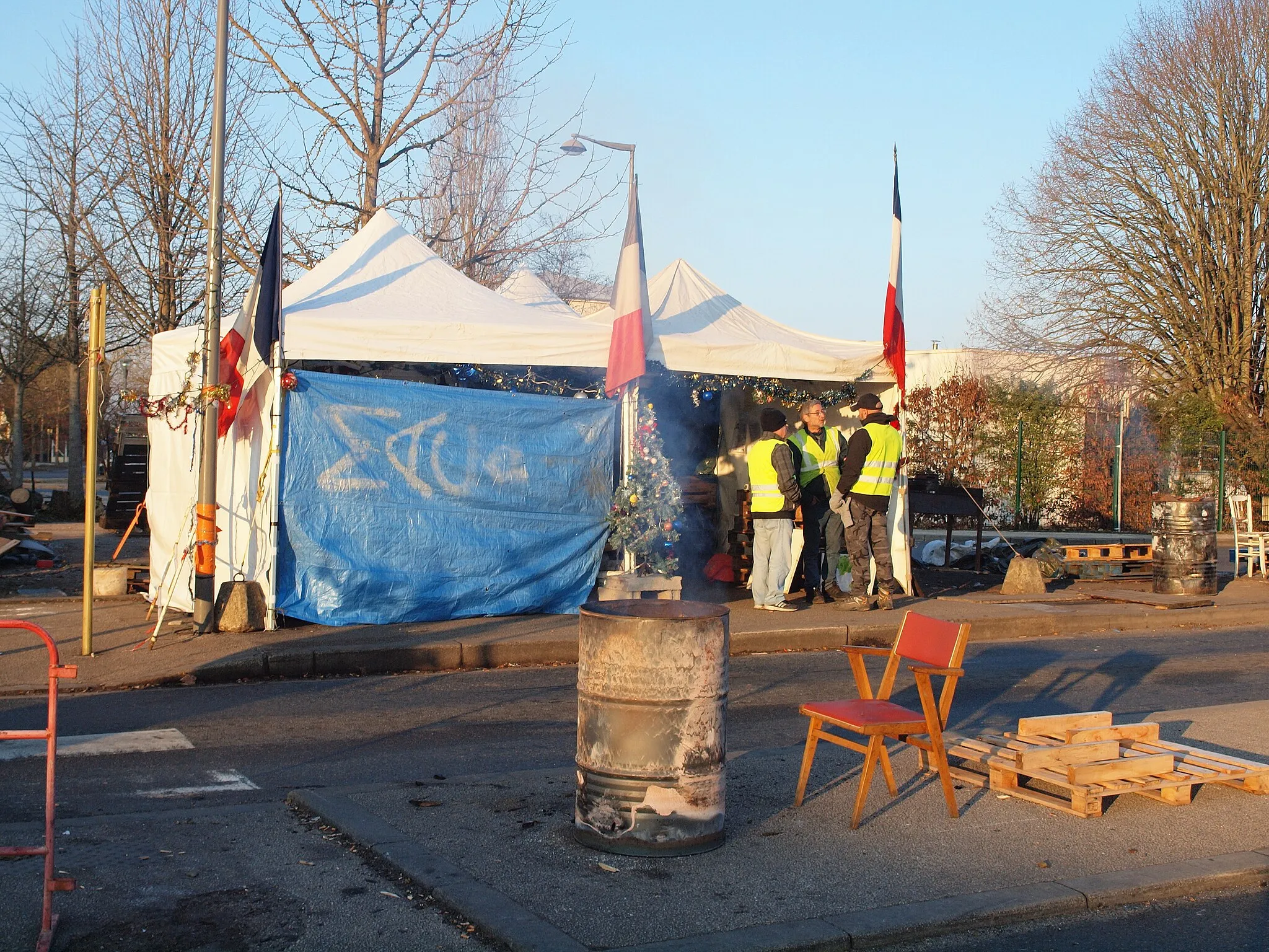 Photo showing: Mouvement des gilets jaunes à Montargis 5loiret, France) ; le vendredi 14 décembre 2018 au matin, sur le rond-point de l'entrée nord