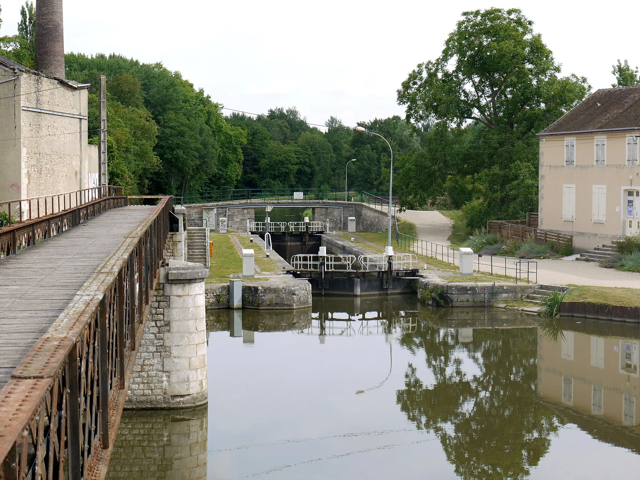 Photo showing: Junction between the canals Briare, Orleans and Loing near Montargis, France
