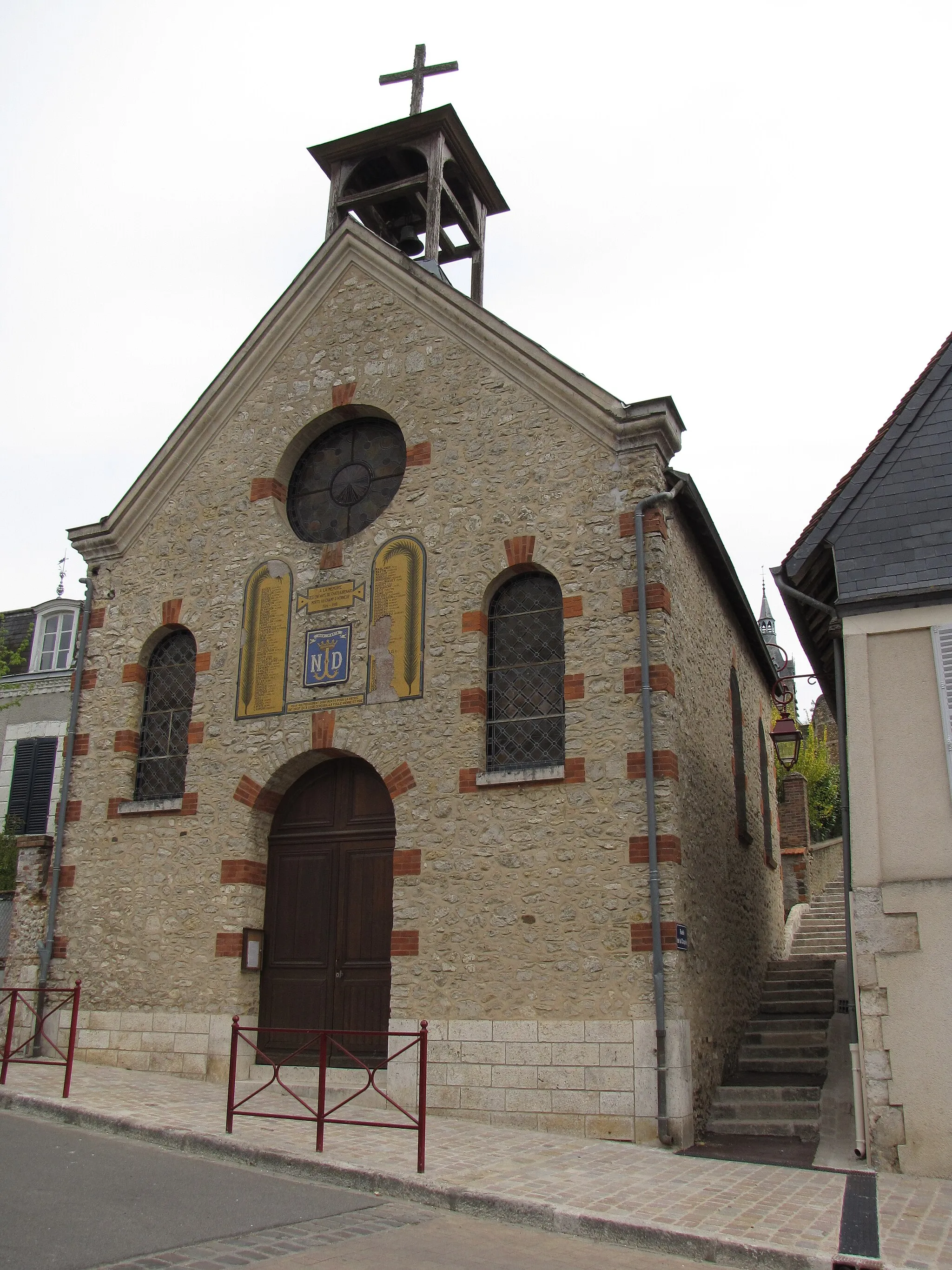 Photo showing: Château-Renard, Loiret - chapel.