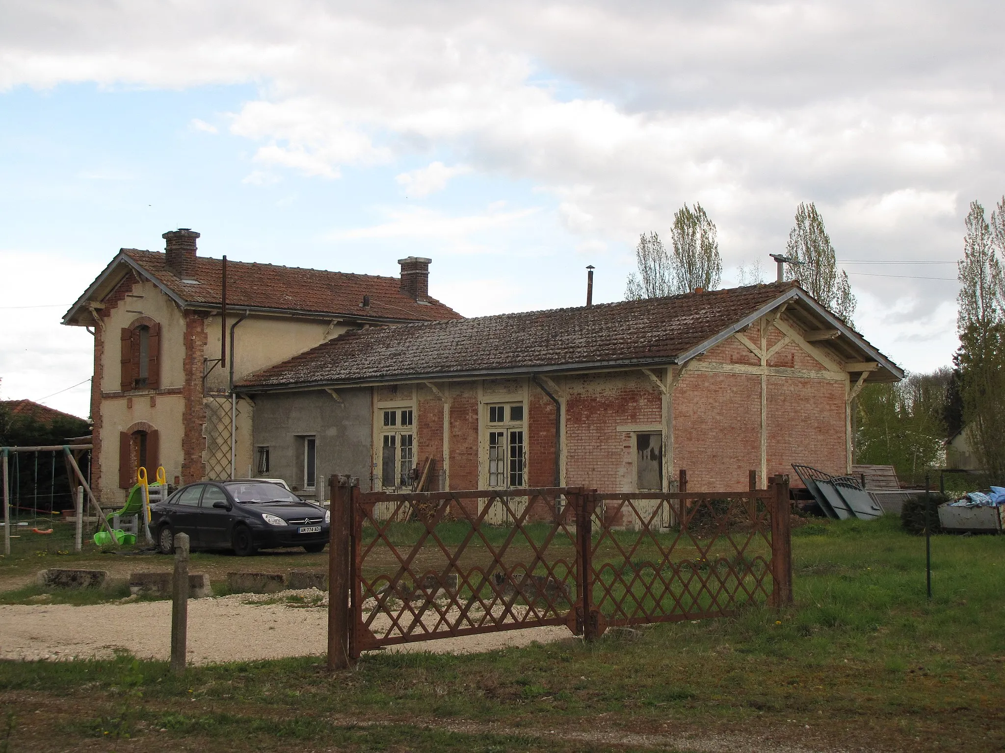 Photo showing: Disaffected train station - now a private house.