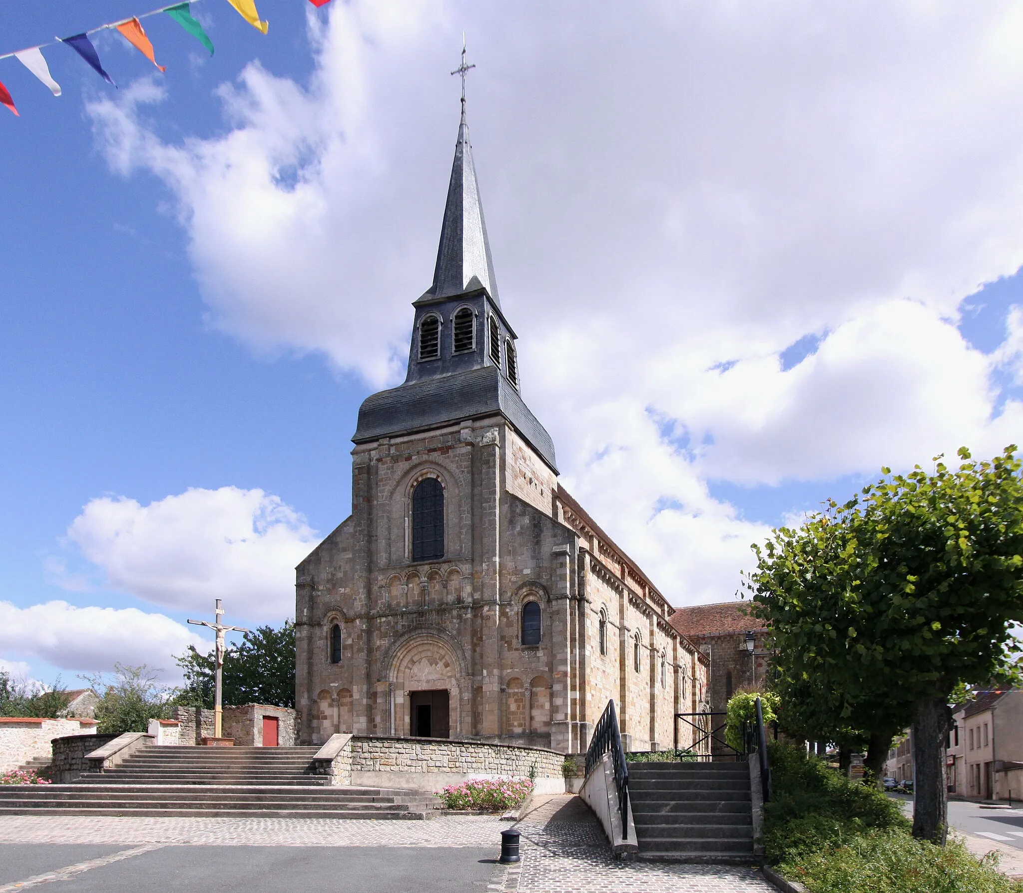 Photo showing: Romanische Kirche Saint-Genès in Châteaumeillant im französischen Département Cher