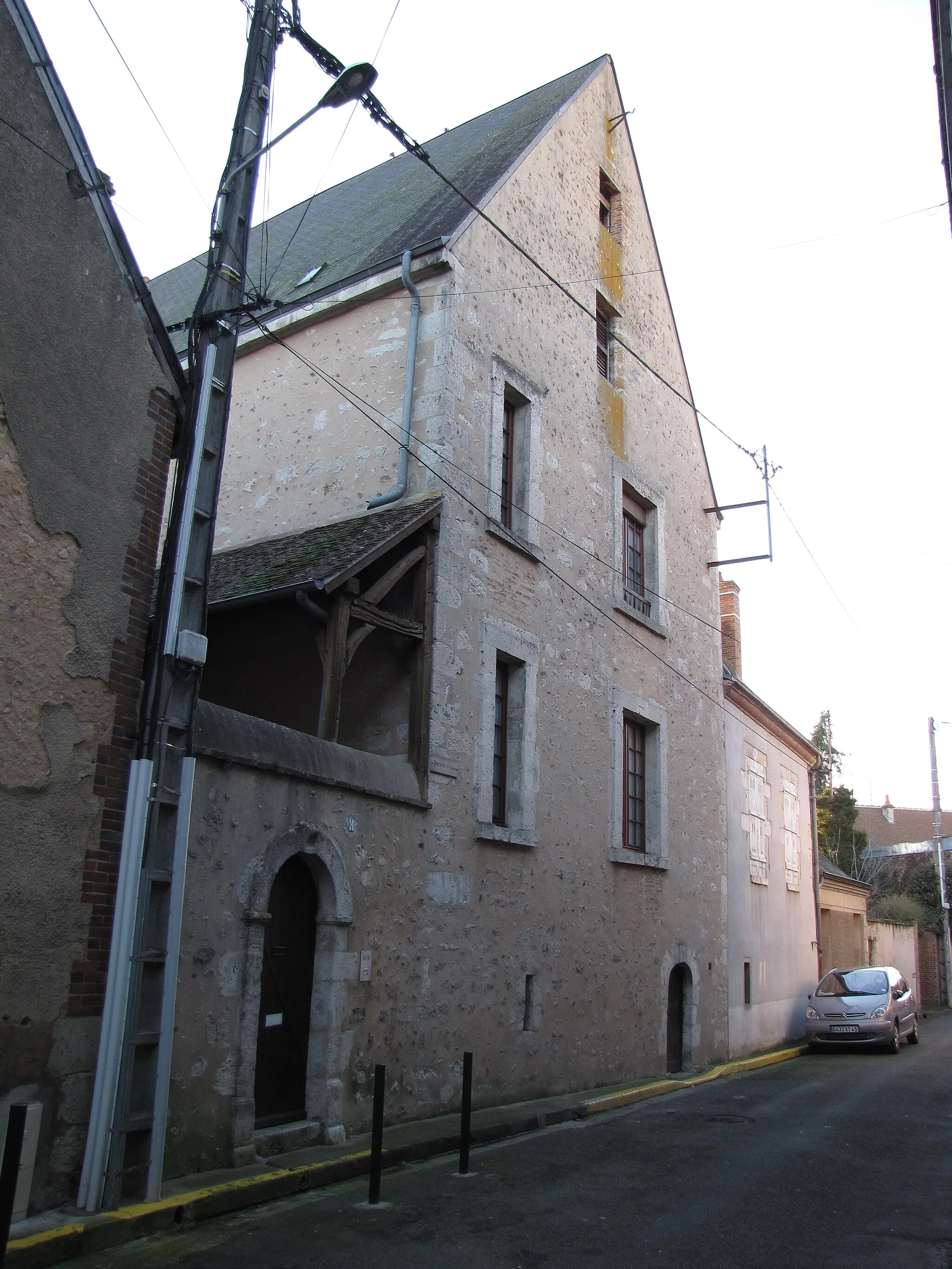 Photo showing: Châtillon-Coligny, Loiret, Centre region, France.
Since the wars of religion, this house was called Hell's House because of the catholics then using it as a meeting place, and by opposition to Hell's House, the protestants' meeting place 220 ft down the very same road (merely hidden from view by the bend in the street between the two houses).