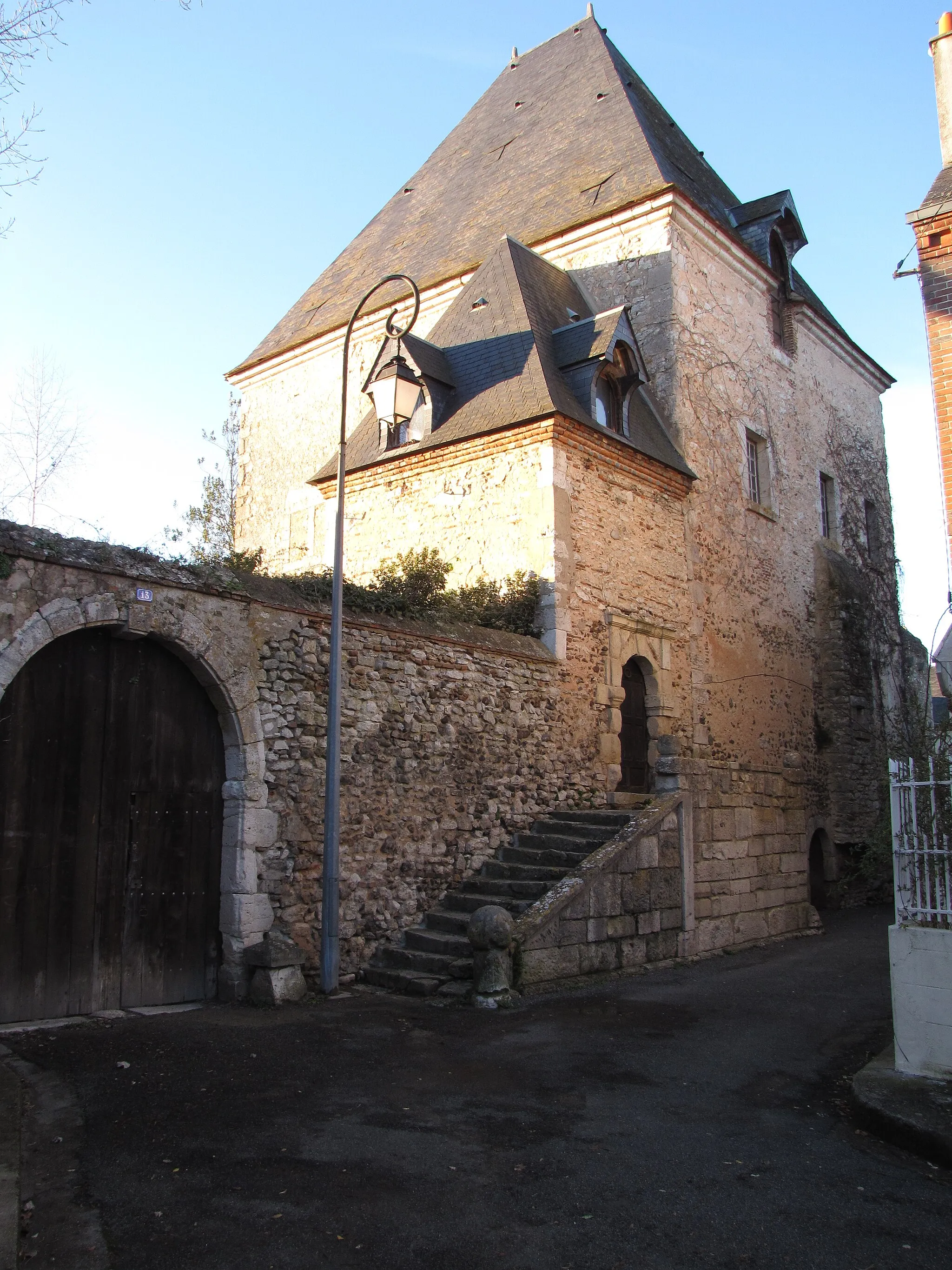 Photo showing: Châtillon-Coligny, Loiret, Centre region, France.
Built at n° 13 rue du Paradis, since the wars of religion, this house was called Hell's House because of the protestants then using it as a meeting place, and as a temple until Gaspard de Coligny, one of the pillars of the protestant movement, had a temple built for them in Rue Belle Croix, 240 yards away. The house used by the catholics, standing at n° 3 of the same street, was called Paradise house.