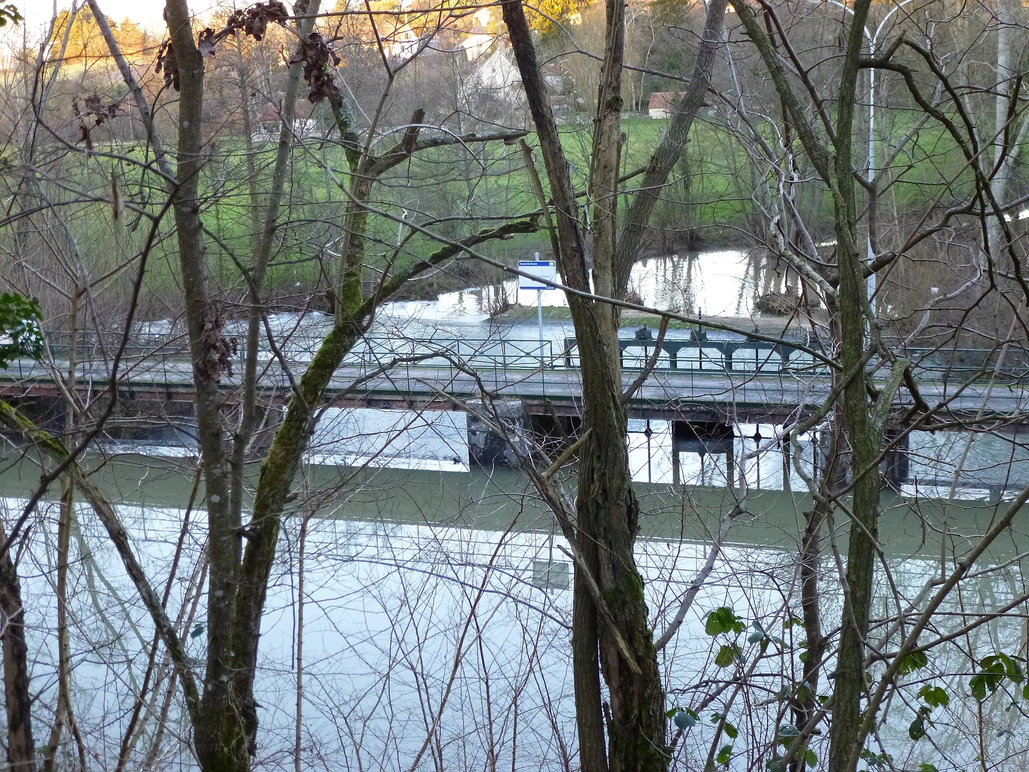 Photo showing: Chatillon-Coligny, Loiret, France. Spillway of La Ronce, where the Loing river leaves the canal de Briare to go back to its primary bed.