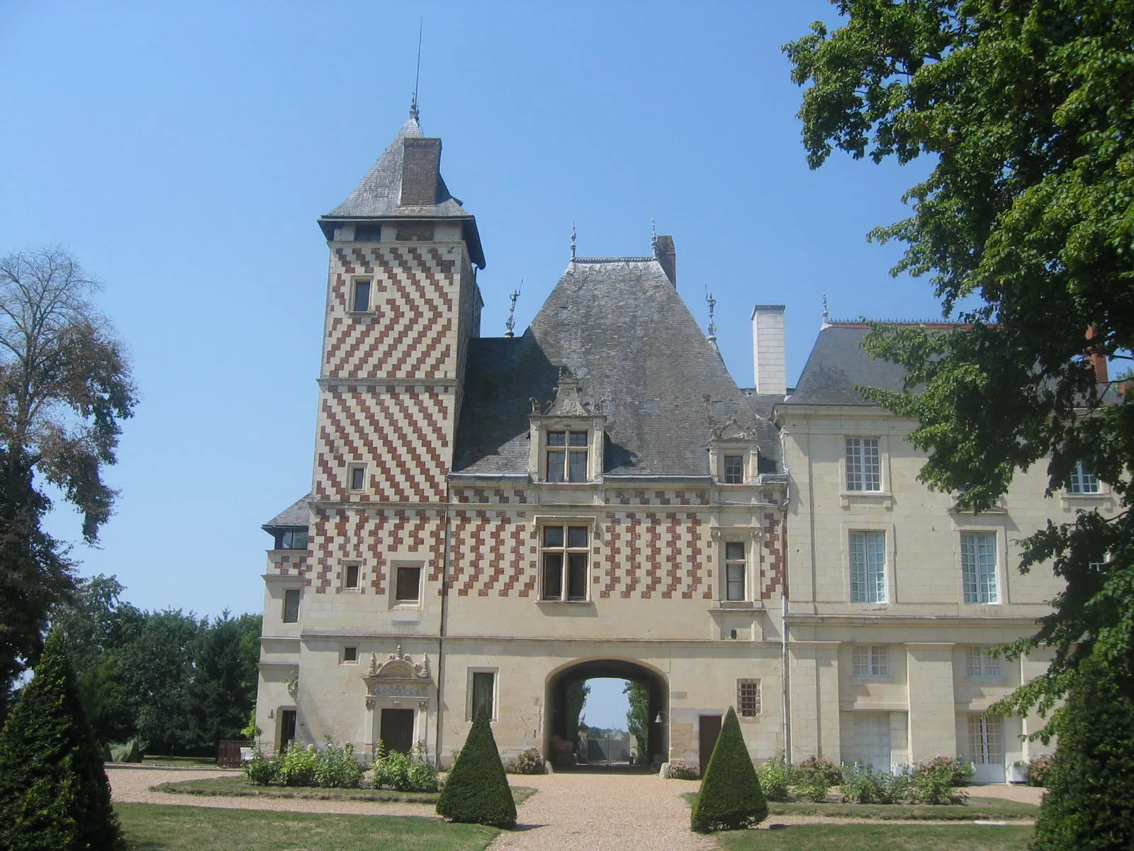 Photo showing: Torhaus des Schlosses Les Réaux