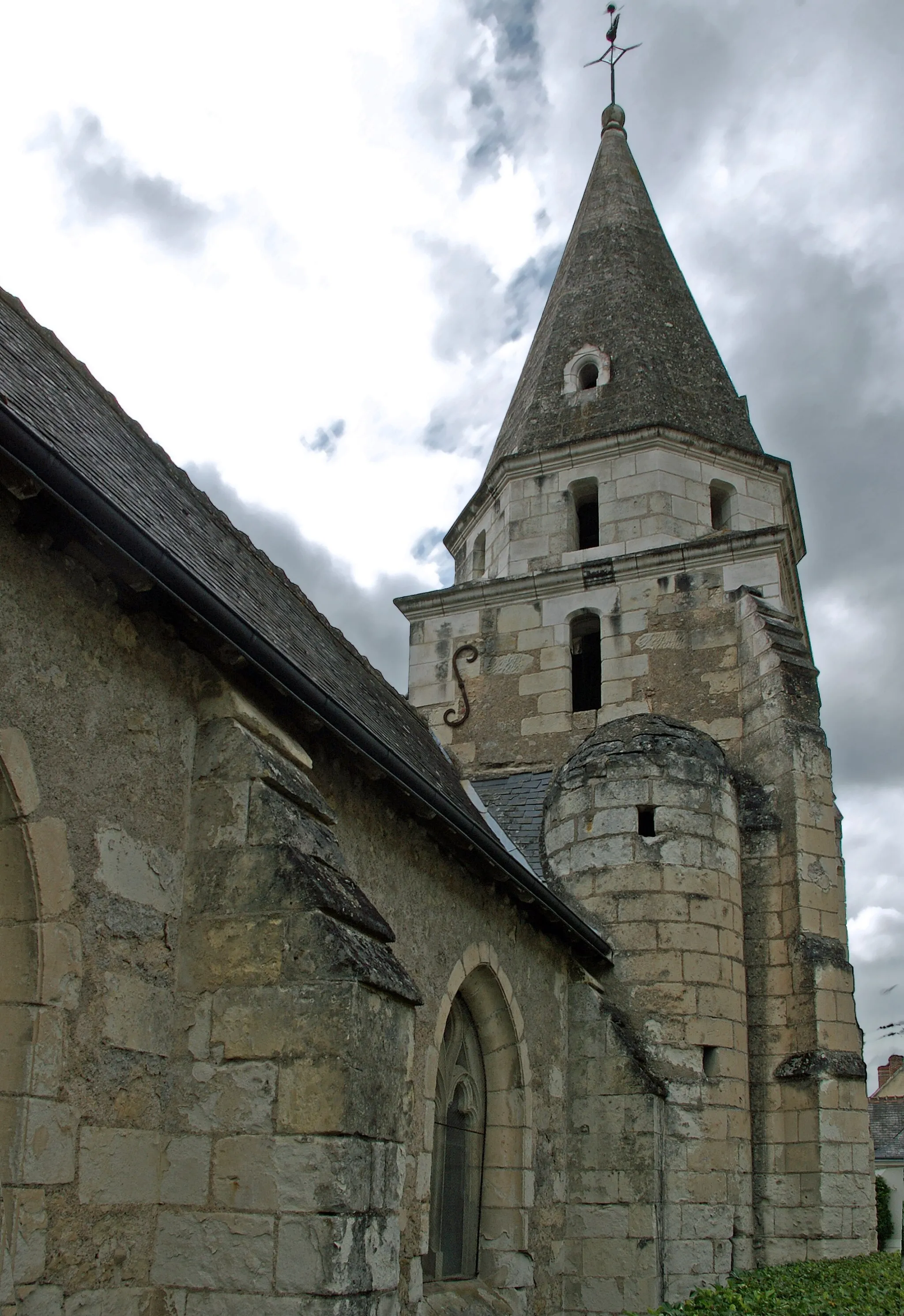 Photo showing: Eglise Saint Médard de Dierre.
Le clocher est une tour carrée ouverte à hauteur du beffroi d'une fenêtre en plein cintre sur chaque face et couronnée d'une flèche octogonale se posant sur un étage intermédiaire également à huit pans percés chacun d'une baie.

The bell tower is a square tower open up to the belfry of a semicircular window on each side and crowned with an octagonal spire landing on a middle floor also with eight sides each pierced by a bay