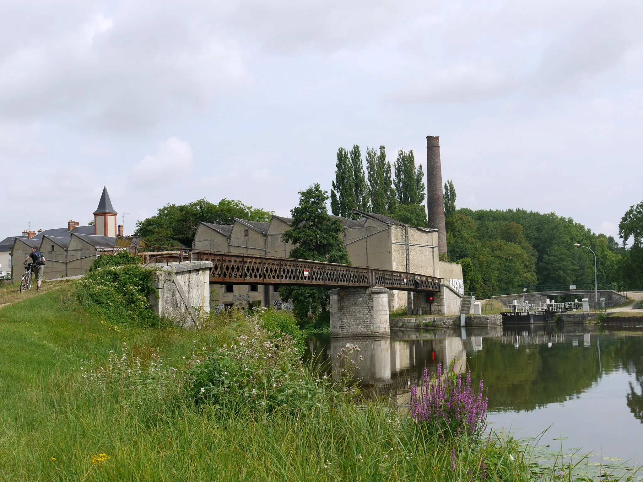 Photo showing: Junction between the canals Briare, Orleans and Loing in the hamlet of Buges ( Corquilleroy)
near Montargis, France