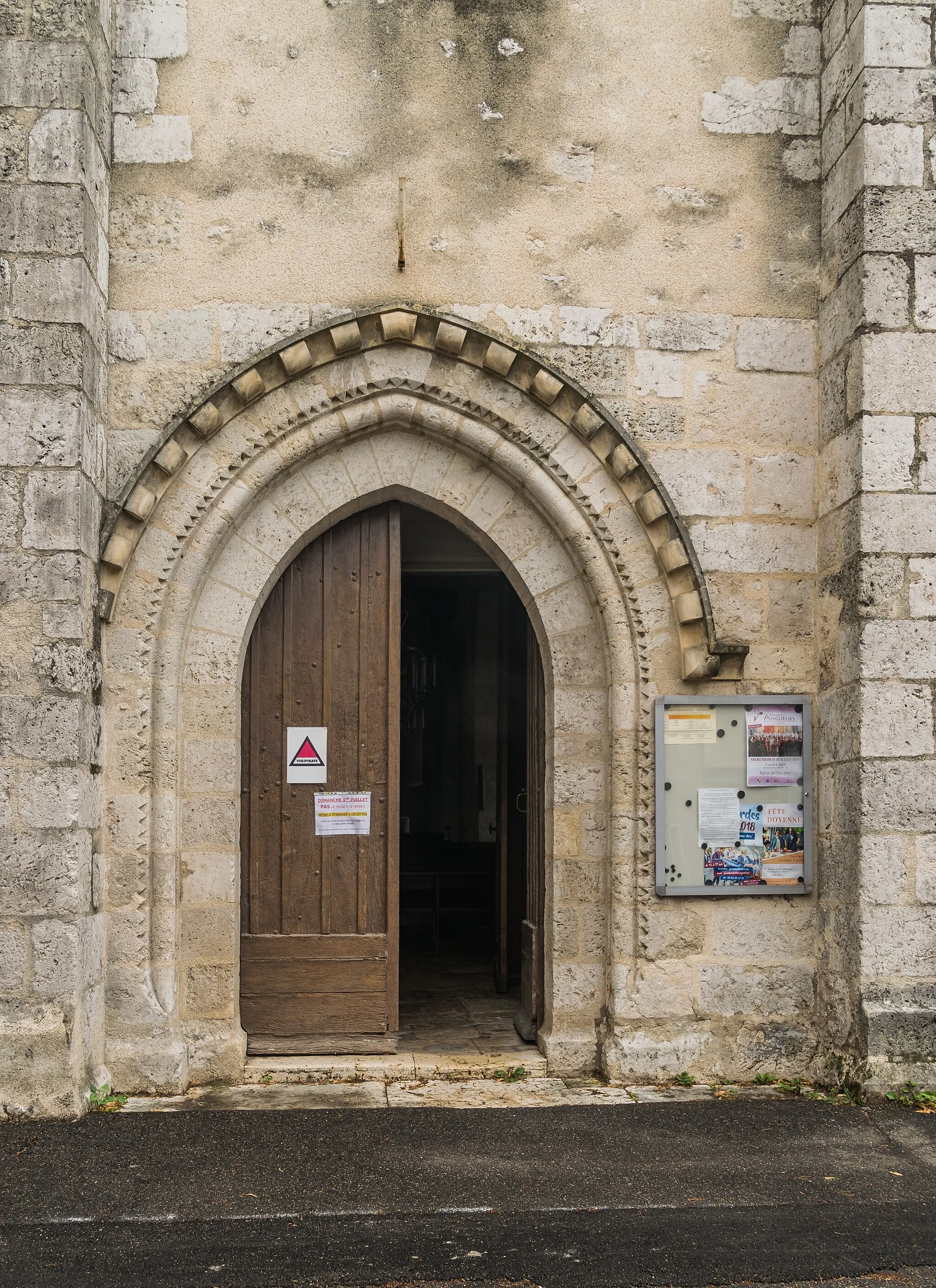 Photo showing: Portal of the Saint Anianus church of Cour-Cheverny, Loir-et-Cher, France