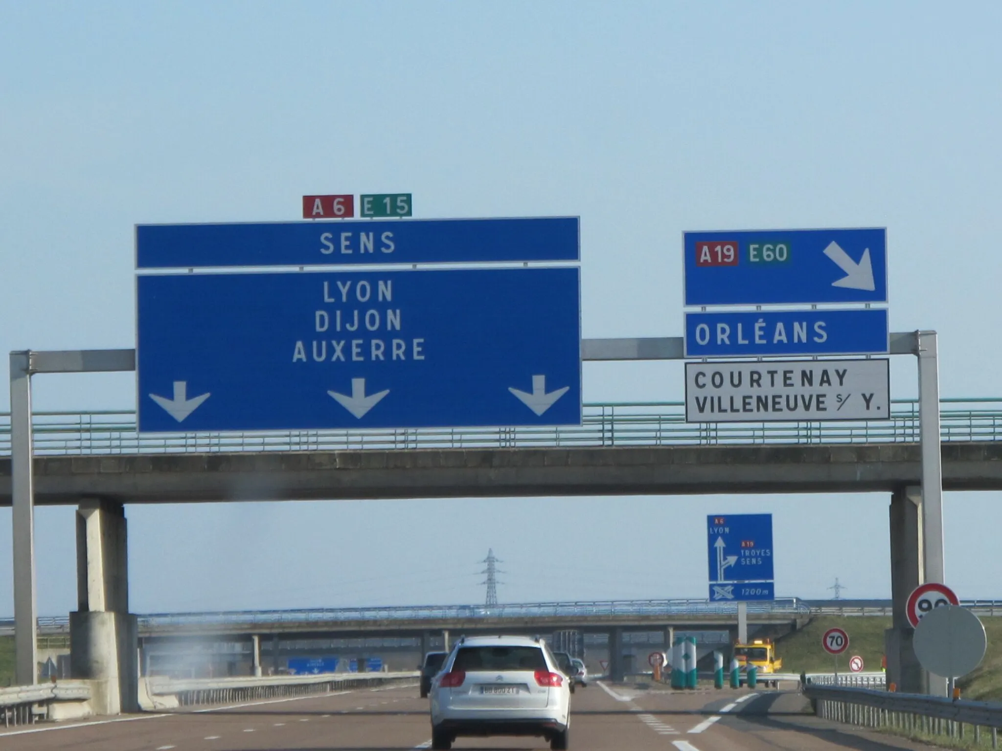 Photo showing: Autoroute A6 (France) dans le sens Paris-Lyon. À l'échangeur de Courtenay sur la commune de Piffonds, panneaux à l'entrée de la voie de jonction avec l'autoroute A19 et avec la sortie de Courtenay et de Villeneuve-sur-Yonne.
