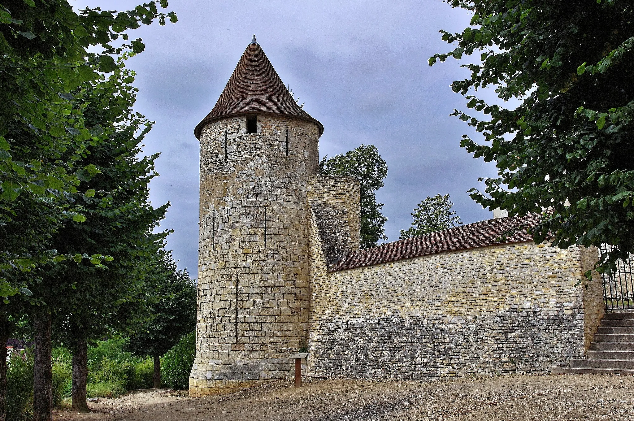 Photo showing: D'origine très ancienne, Dunum est un lieu fortifié gaulois. Au Moyen Âge la seigneurie de Dun dépendait du vicomte de Bourges. En 1101, le dernier vicomte, Eudes de Dun surnommé Arpin, vendit sa vicomté à Philippe Ier pour pouvoir partir en croisade. Dun devint la troisième ville royale du Berry, prit le nom de Dun-le-Roi et Philippe Auguste la dota d'importantes fortifications. Dun-sur-Auron appartient à la route "Jacques Coeur".
