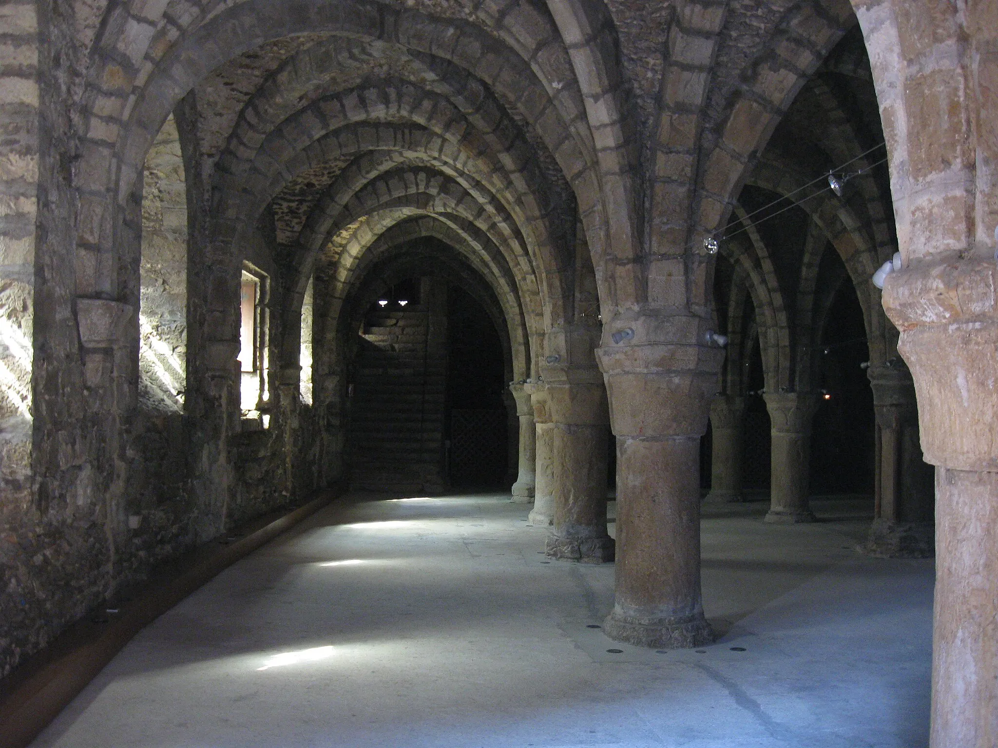 Photo showing: Les Pressoirs, ancien cellier,  (XIIe siècle), 3 nefs à 7 travées voûtées, piliers à chapiteaux sculptés et arceaux en ogives (Épernon, département d'Eure-et-Loir, région Centre).