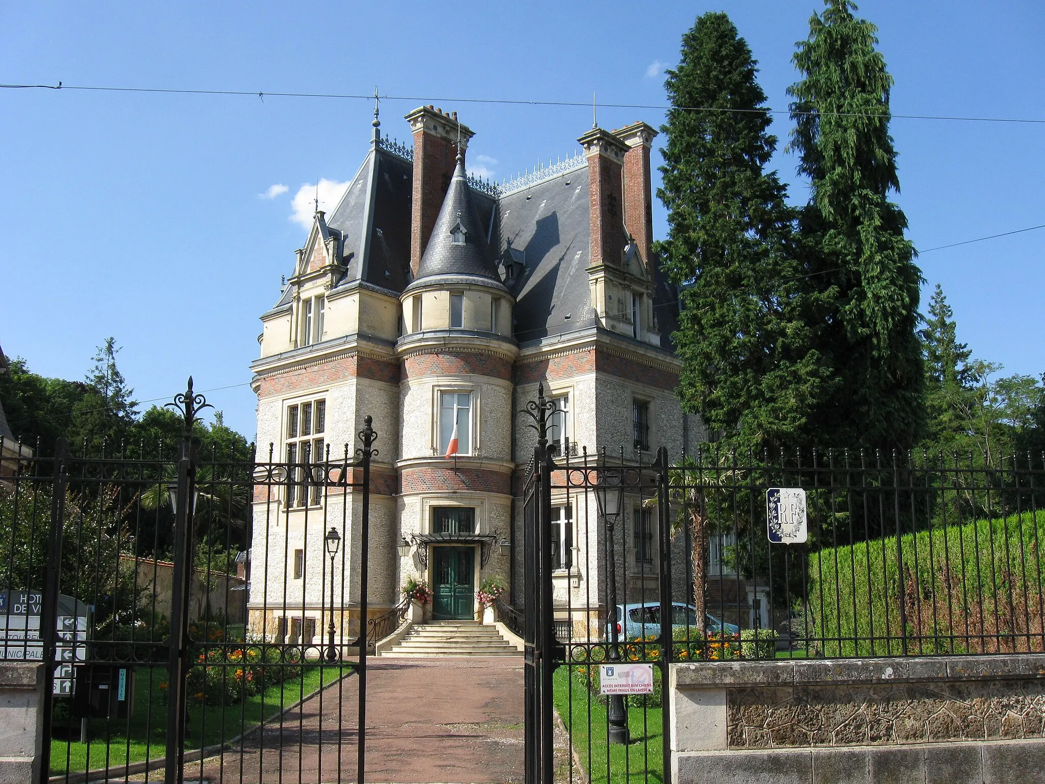 Photo showing: L'hôtel de ville d'Épernon. (Département d'Eure-et-Loir, région Centre).