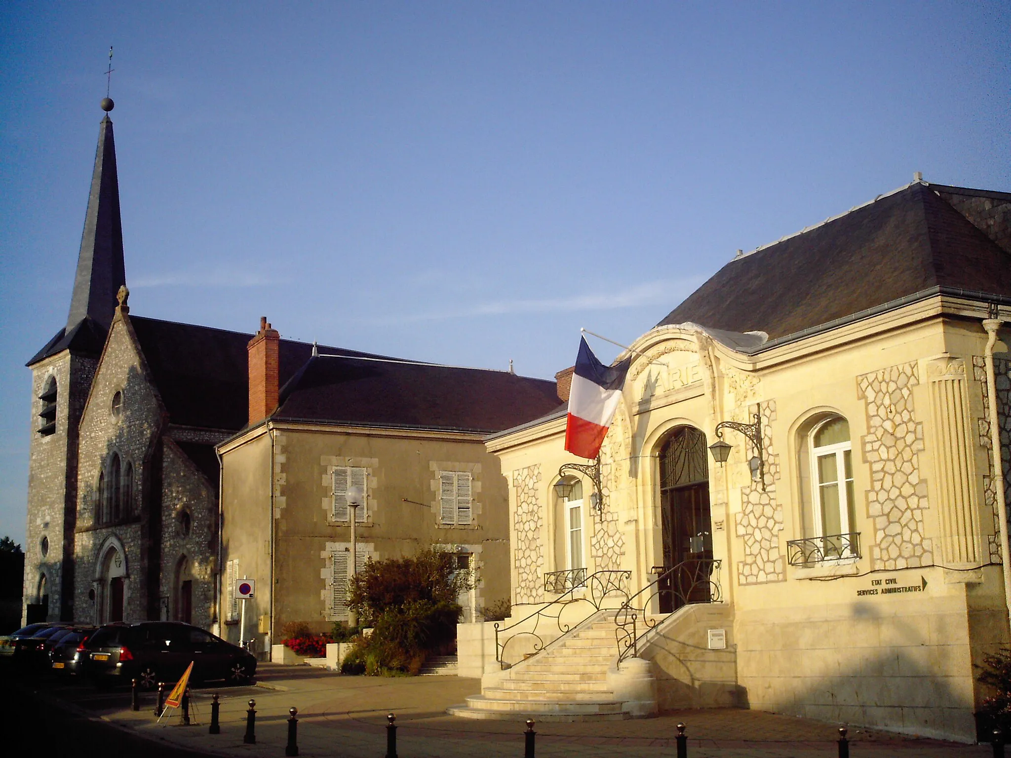 Photo showing: Mairie et église de Fleury-les-Aubrais (Loiret), France