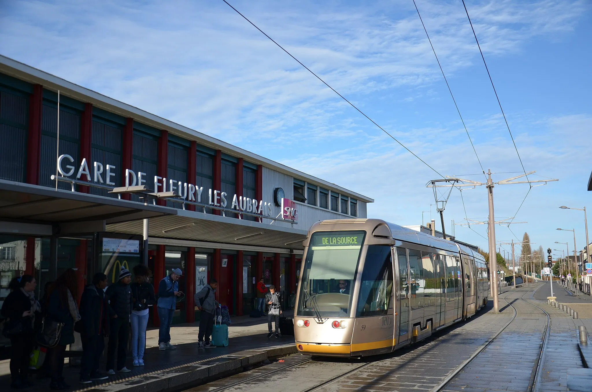 Photo showing: La rame Alstom Citadis 301 n°59 du réseau TAO d'Orléans arrive à la station Gare des Aubrais sur la ligne A, en direction d'Orléans La Source.