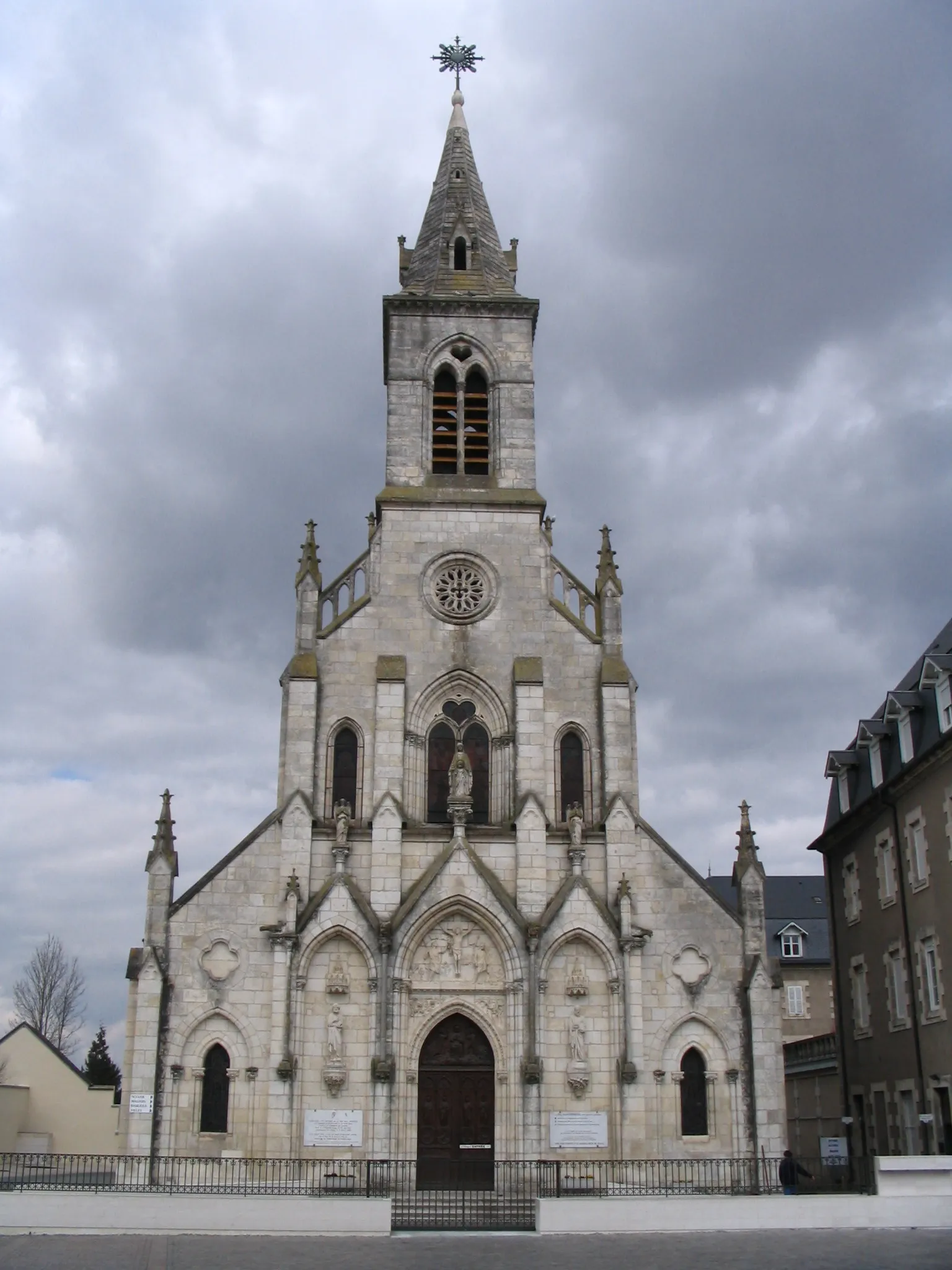 Photo showing: Notre-Dame du Sacré-Coeur basilica, in Issoudun, Indre, France.