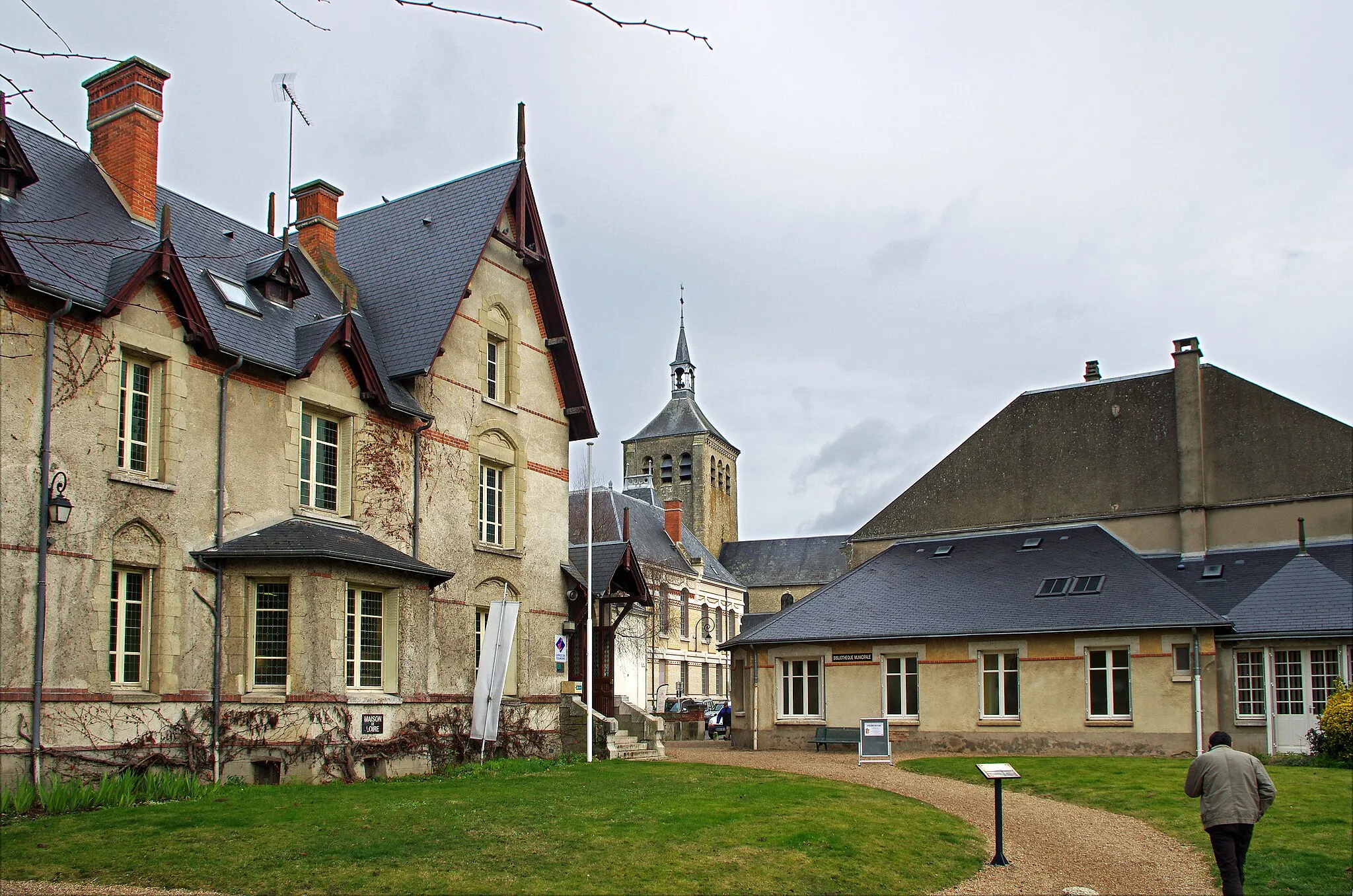 Photo showing: Jargeau. La Maison de Loire.
Les Maisons de Loire sont des structures associatives françaises de la région Centre et du département de Maine-et-Loire chargées de promouvoir la découverte et la protection du patrimoine ligérien.
La maison de Loire de jargeau, sur le boulevard Carnot, est installée dans La Chanterie. La Chanterie est une ancienne maison de la famille de Jacques Piédon (notaire et maire de Jargeau), rachetée par la commune dans les années 1980.
Jargeau. La Maison de Loire.
The "Maisons de Loire" are French associative structures of the central region and the department of Maine-et-Loire responsible for promoting the discovery and protection of the Loire heritage.

The Maison de Loire de Jargeau on Boulevard Carnot, is installed in the Chanterie. The Chanterie is a former family home of Jacques Piédon (notary and mayor of Jargeau), purchased by the town in the 1980s.