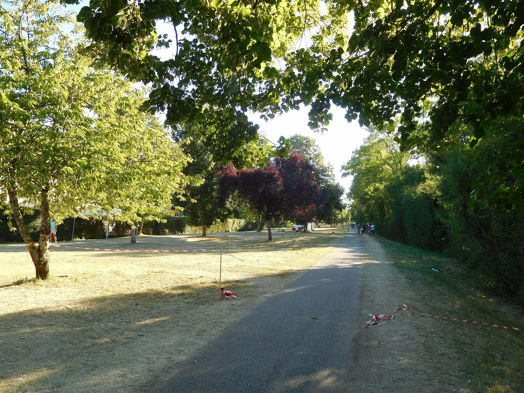 Photo showing: La promenade de Berry (ombragée et le long de l'Aubois), après l'exposition de véhicules et la brocante lors de la fête de la Saint-Germain ; Jouet-sur-l'Aubois, Cher, France.