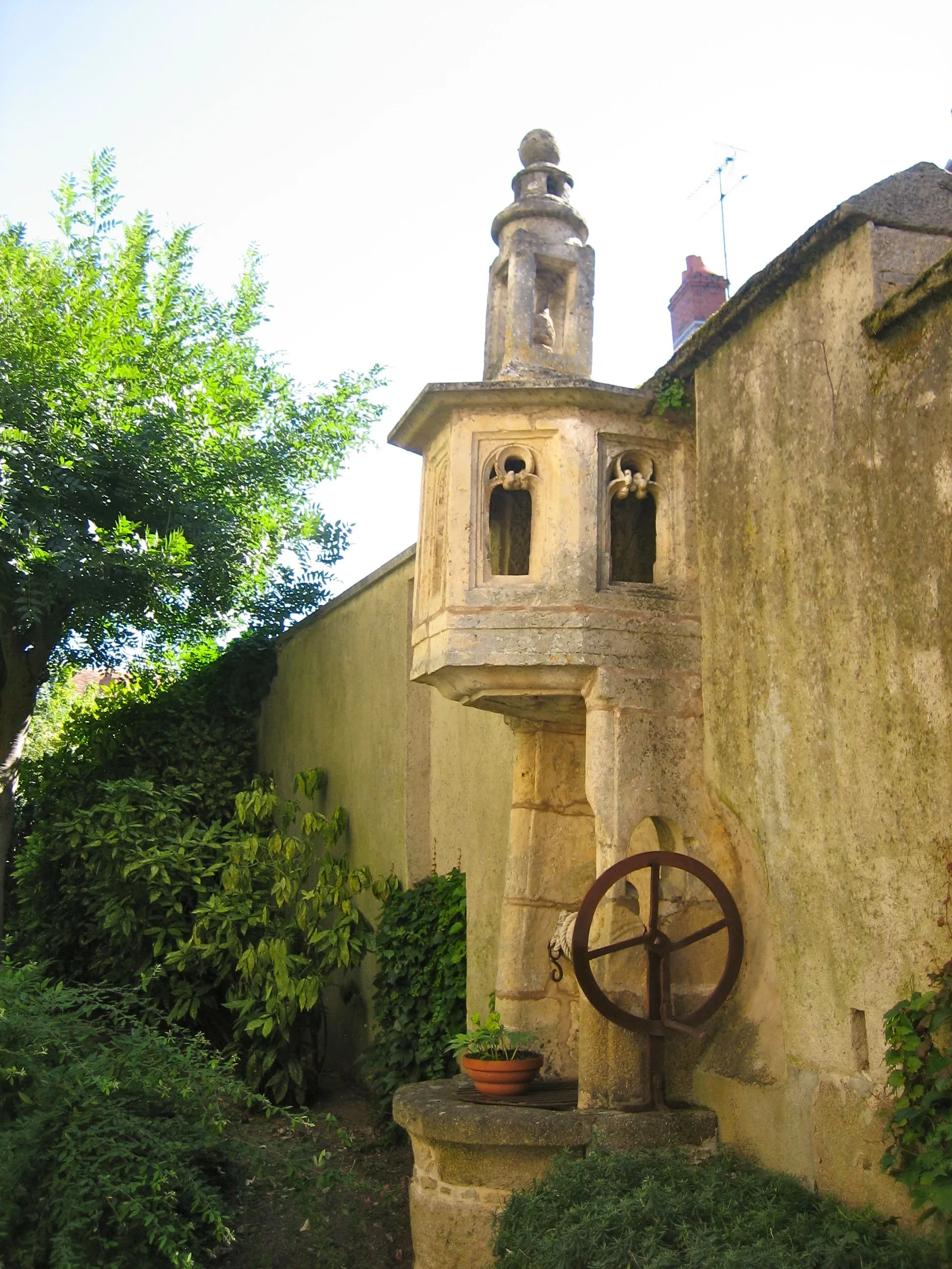 Photo showing: Puits gothique, monument historique