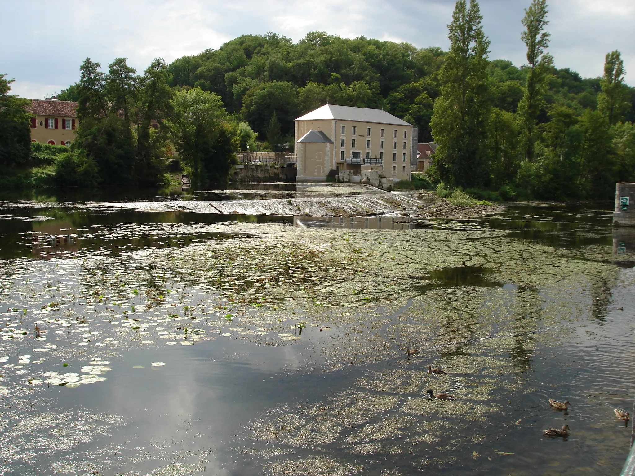 Photo showing: Le Blanc (36) : L'ancien moulin à blé et la rivière Creuse.