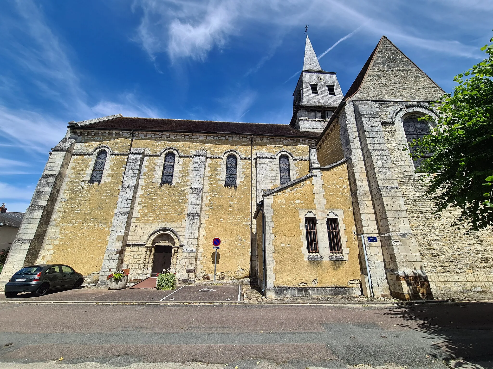 Photo showing: Collégiale Saint-Martin face sud : nef, sacristie, flèche et transept sud