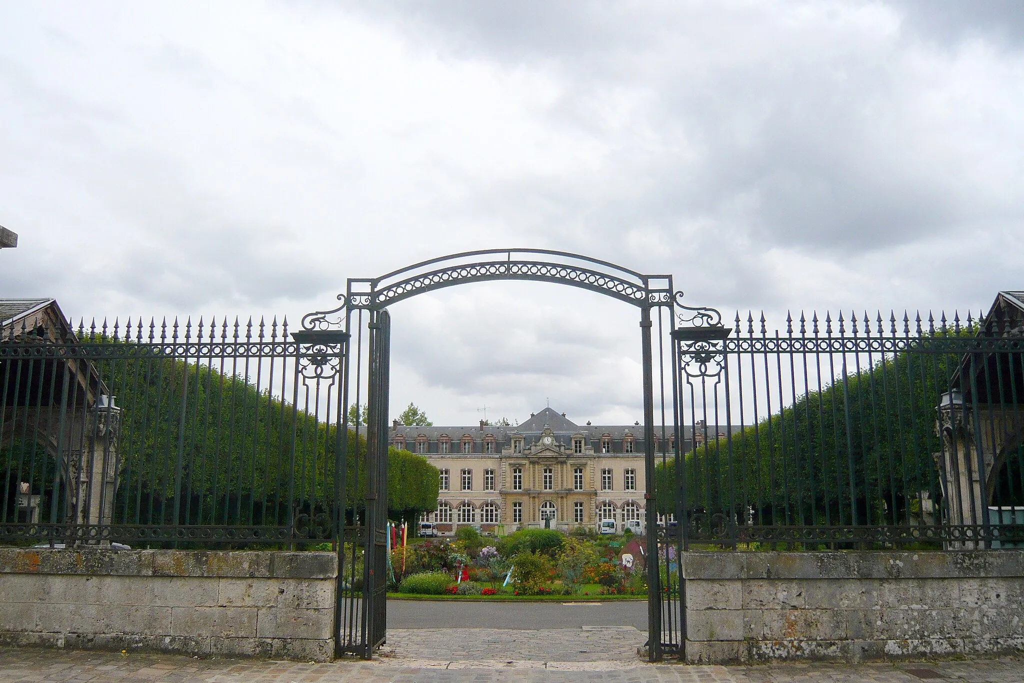 Photo showing: Fondation d'Aligre et Marie-Thérèse, Lèves, Eure-et-Loir (France).
Ancienne abbaye Notre-Dame de Josaphat.