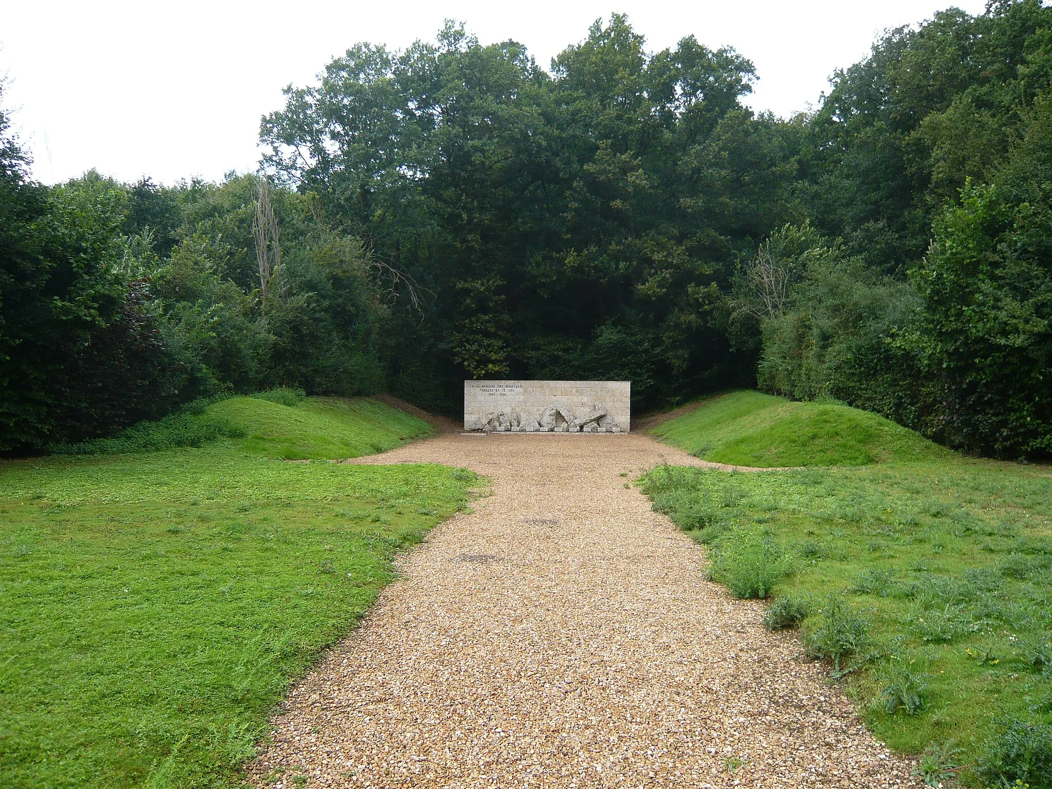 Photo showing: "Monument à la mémoire des Résistants fusillés en ce lieu 1942-1944", bois de Chavannes, Lèves, Eure-et-Loir (France).