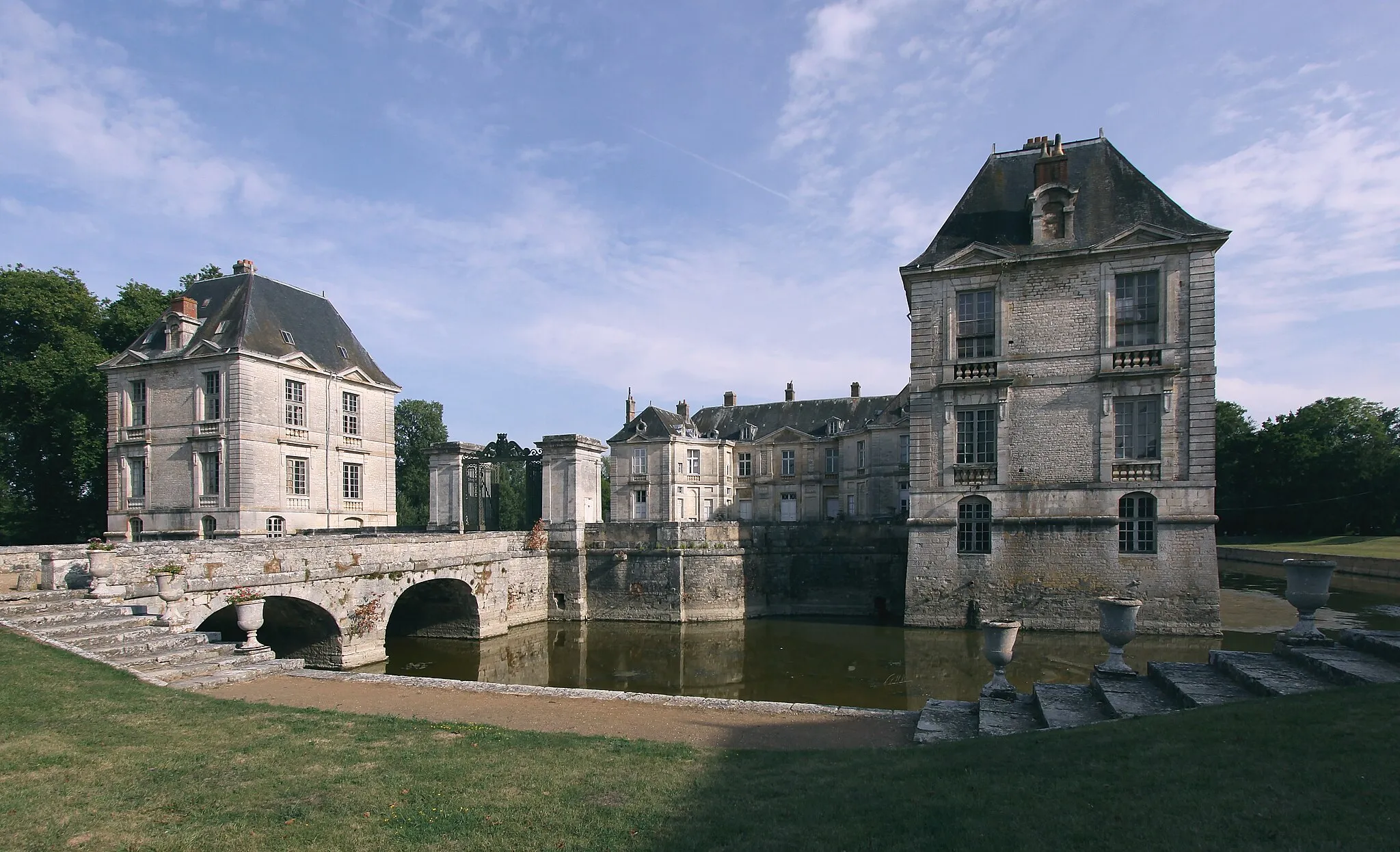 Photo showing: Schloss Lignières in der französischen Gemeinde Lignières im Département Cher - Zufahrt zu Ehrenhof