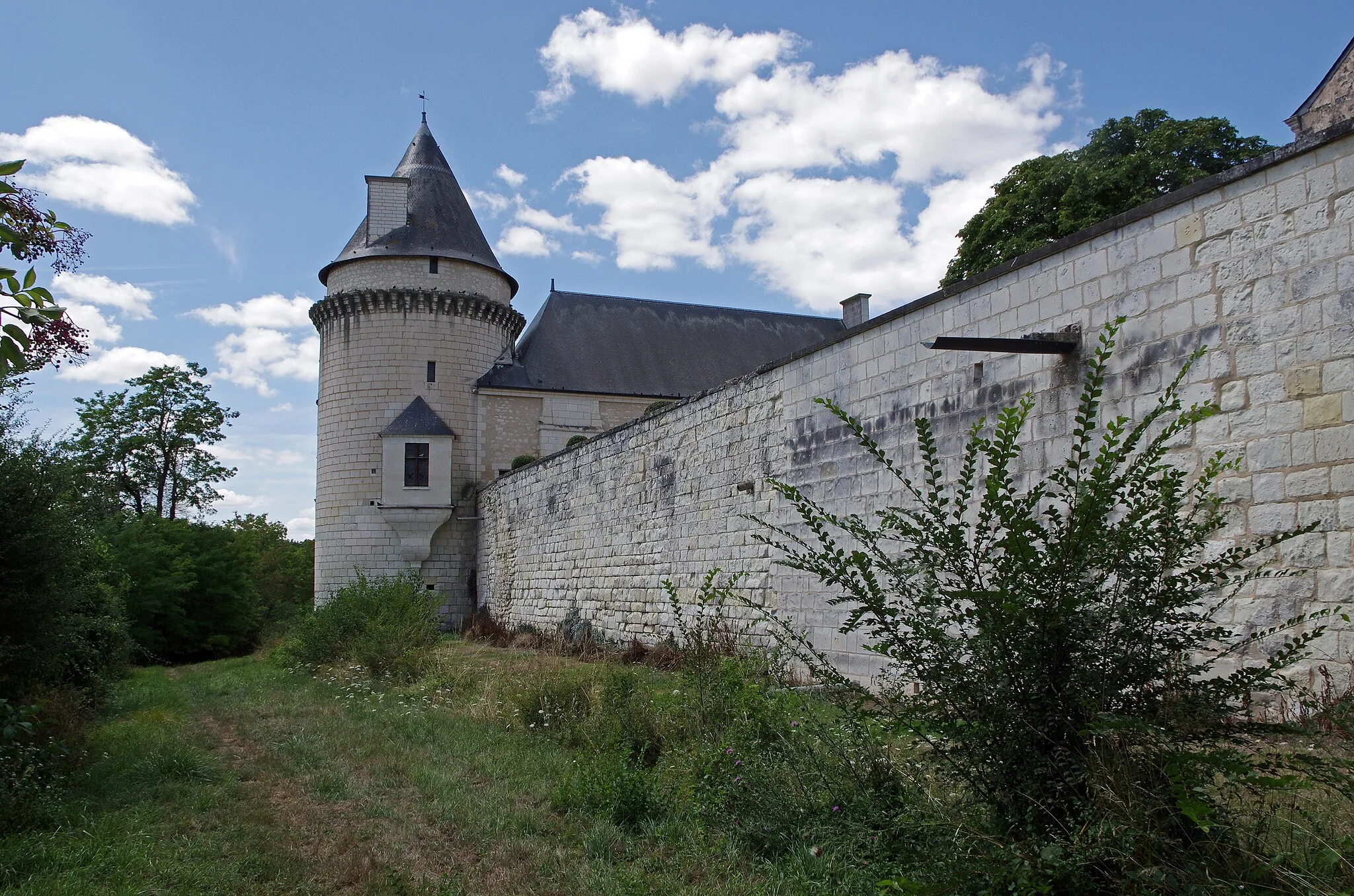 Photo showing: Luçay-le-Mâle (Indre).
Le château.
Construit sur un promontoire, le château a été édifié aux XIIIe et XIVe siècles et arrangé et agrandi à la Renaissance.
Le premier seigneur connu, vers la fin du XIIe siècle, serait un Geoffroy de Palluau, seigneur de Montrésor. Un Bouchard de Palluau , troisième du nom , seigneur de Montrésor, de Luçay-le-Mal et de la Motthe, aurait donné, en 1310, dix livres de rente à l'abbaye de Villeloin, où il eut sa sépulture.
Vers la fin du XIVème siècle, Jean de Palluau étant mort jeune et sans enfants, la seignerie passa par héritage à un cousin germain, Jean de Châteauneuf qui était écuyer.
A la fin du 15e siècle, Antoine de Châteauneuf, seigneur de Luçay, de Gargilesse, de Géé, de Boismortier et des Moulins, après un premier mariage sans enfant, se marie en secondes noces, le 5 avril 1494, avec Anne de Menou qui lui donnera une fille unique, Antoinette de Châteauneuf. Celle-ci se  marira avec Jean de Rochefort seigneur de Pleuveaut ou Pluvault, lui apportant son héritage. Le mariage aurait eu lieu à Blois le 1er juillet 1518.
La dynastie des Rochefort, quoique originaire de Bourgogne, s'est établie pendant près de deux siècle en Berry, elle a possédé les Terres et Seigneuries de Gargilesse, Ville-Dieu, la Creusette, Luçay, Coulanges, Marueil, Saint-Ambrois-sur-Arnon, et autres (Histoire de Berry - Par Gaspard Thaumas de La Thaumassière - 1689)
Le dernier Rochefort seigneur de Luçay fut François Rochefort, comte de Rochefort et de Luçay. Il épousa, en 1704, Louise de Beauvau, fille héritière de Jacques-Louis, seigneur de la Brosse, de Theniou, et de Lormet et de Madeleine Monot-de-Manay. Ayant dilapidé sa fortune, il du vendre Luçay à Antoine (de) Chaumont, en 1728.
Antoine Chaumont (ou son fils) revendit Luçay le 25/03/1766 à Philippe-Charles Legendre-de-Villemorien, baron, notaire à Paris, directeur général des postes aux chevaux.Il mourut en 1789 et son fils hérita du domaine et prit le nom de Jean-Baptiste Charles Legendre-de-Luçay*. Le fils adjoignit la seigneurie de Veuil et de Valençay à celle de Luçay, pour revendre le tout à Talleyrand en 1803.

Jean Baptiste Charles Le Gendre de Villemorien, naît en 1754 d'une famille noble originaire du Lyonnais, mais établie dans la capitale. Son père, Philippe-Charles Le Gendre de Villemorien (1717-1789),fut conseiller au Parlement de Paris, puis administrateur général des Postes et enfin fermier général. Cette charge lucrative permet à ce dernier d’acheter, Valençay et Luçay-le-Mâle, dont il fait prendre le nom à son fils. À la mort de son père en avril 1789, Jean reprend la charge de fermier général mais passe davantage son temps dans sa terre qu'à Paris. Il dirige les forges de Luçay dont il accroît l'importance. Cinq cents ouvriers y travaillent.
Lors de la Terreur, Jean-Baptiste Charles de Luçay est arrêté et conduit à Châtillon. Il trouve le moyen de s'enfuir. On prend donc son épouse pour remplacer son époux dans la prison de Châtillon, et, on donne trois jours 
au mari pour se livrer. Celui-ci se rend à la prison de Châtillon pour prendre la place de sa femme. Le Comité de Salut public finira par le relâcher compte tenu de sa position de maître de forges, et ses biens lui seront rendus. 
Par la suite, Jean-Baptiste Charles de Luçay sera nommé  par Bonaparte, lors de la réorganisation des départements, préfet du Cher le 3 mars 1800.
Il quitte son poste préfectoral, un an plus tard, , pour devenir un des quatre préfets du palais consulaire, charge qui vient d’être créée pour superviser un certain nombre d’établissements administratifs. C'est dans ce cadre qu'il sera surintendant de l’Opéra. 
En 1803, Luçay, à court d'argent, vend à Talleyrand,  pour 1,6 million de francs, son domaine de 12 000 hectares, répartis sur 23 communes. Bonaparte contribua à l'achat au motif que : «Je veux que vous ayez une belle terre, que vous y receviez brillamment le corps diplomatique, les étrangers marquants...»
En remplacement, le comte de Luçay cherche une terre plus proche de Paris. Suite de l’amiral Bruix,  le 18 mars 1805, laisse libres le parc et le château de Saint-Gratien.  M. de Luçay acquiert la propriété et s’y installe avec sa famille. Il deviendra maire de la commune.
Il reçoit la Légion d'honneur dès sa création.
Devenu comte héréditaire par décret du 3 décembre 1809, Luçay préside le collège électoral du Cher d’octobre 1804 à mai 1810, avant de siéger à celui de Seine-et-Oise de 1810 à 1816.
Il les exercera ses fonctions de premier préfet du palais pendant les Cent-Jours, puis, le couple de Luçay se retire de la vie publique, à Paris, dans l'Hôtel familial de la rue du Faubourg Saint-Honoré, et à Saint-Gratien..

Jean Baptiste Charles Le Gendre de Luçay meurt à Paris le Ier novembre 1836 et est enterré au cimetière de Montmartre.