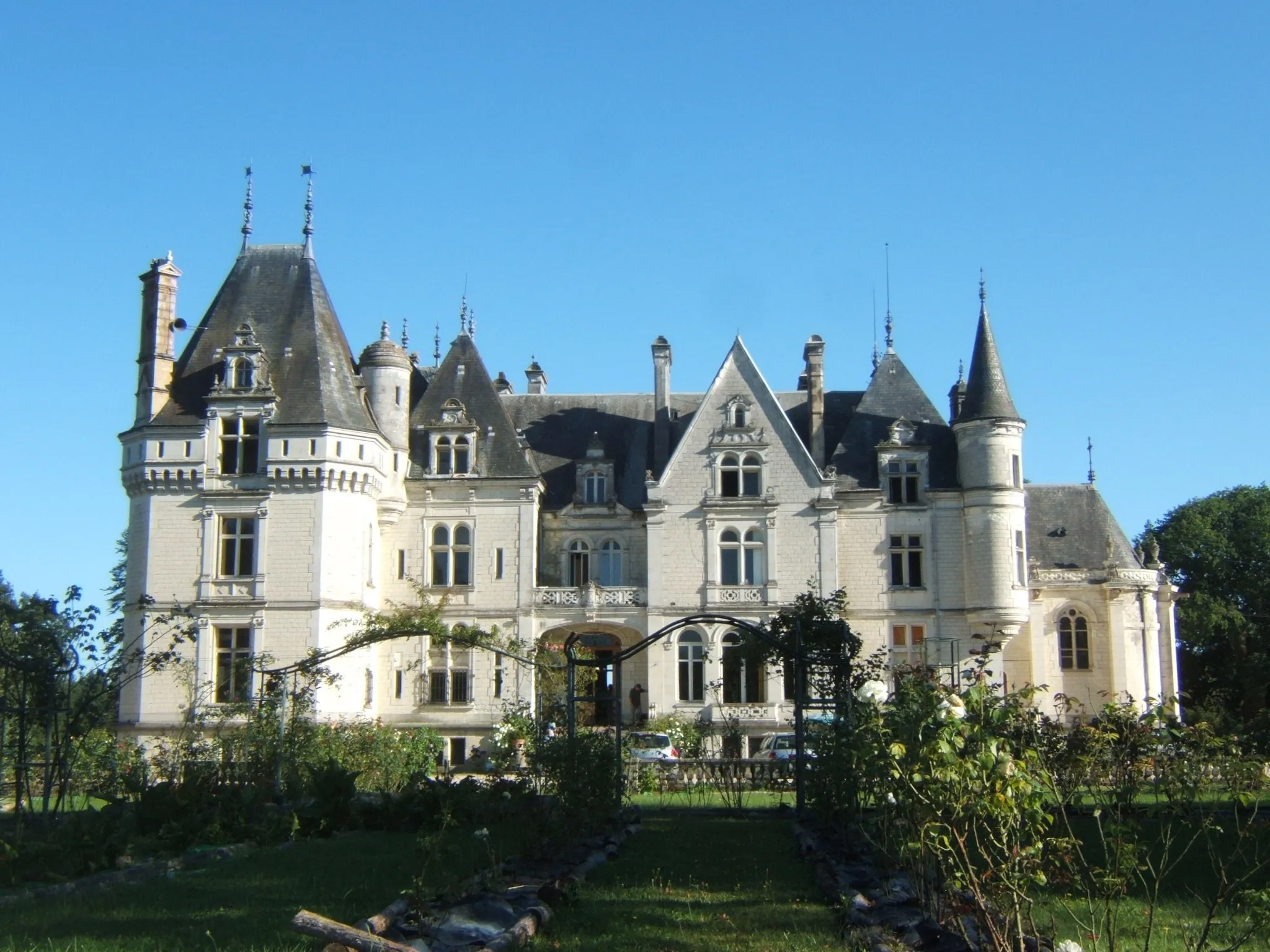 Photo showing: New Mayapur Hare Krishna community in the department of Indre in central France. The place is also known as Château d'Oublaisse.