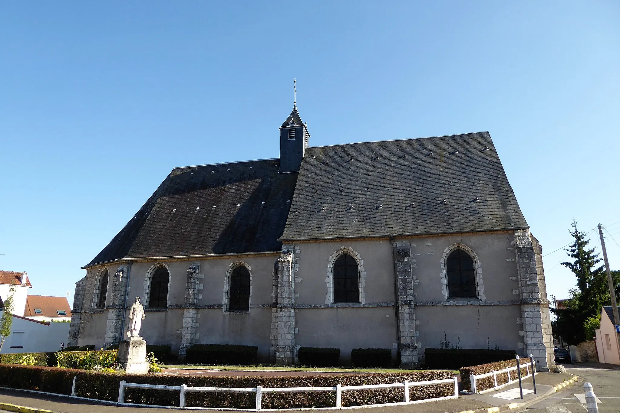 Photo showing: monument aux morts et église Saint-Laumer, Luisant, Eure-et-Loir (France).