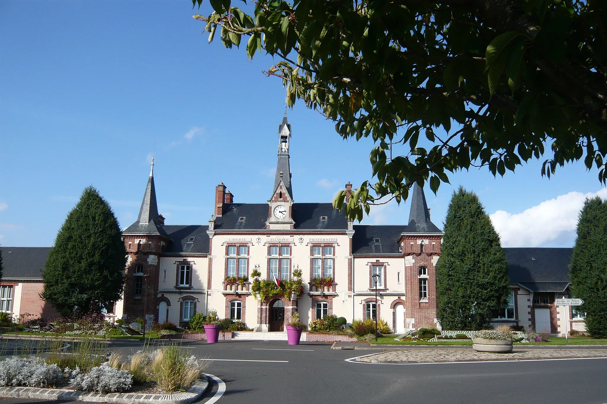 Photo showing: Mairie "La Folie" (1902), Mainvilliers, Eure-et-Loir (France).