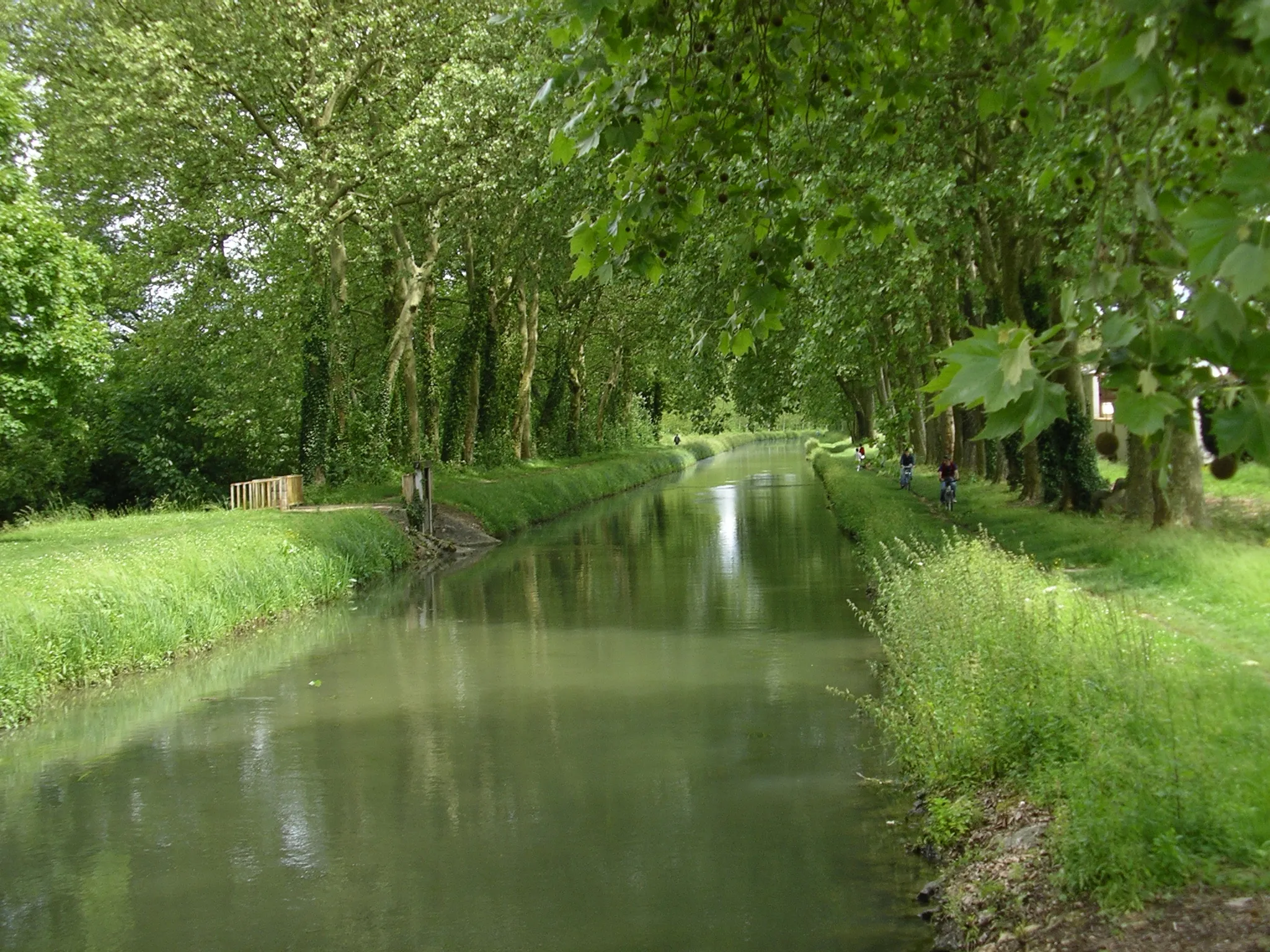 Photo showing: Le canal, passant à proximité du bourg, permet également la pratique de diverses activités telles que la pêche, la marche à pied et le vélo.
La mairie a aussi créé quatre parcours de marche ou de randonnées vélo passant en partie sur le bord du canal : circuit du château 7km ; circuit de l’écluse 11km; circuit de Beauvoir 16km ; circuit de Pont Vert 17km.

Marmagne possède une plaine de jeux à proximité du bourg où enfants et jeunes retrouveront un skate parc, un stade et des jeux pour se divertir.