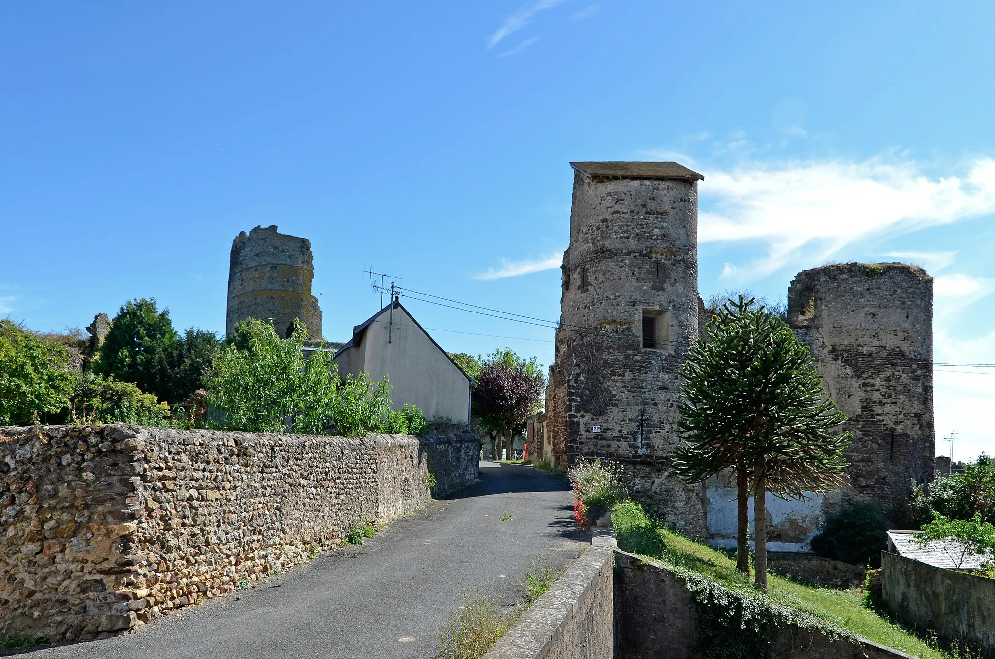 Photo showing: This building is indexed in the base Mérimée, a database of architectural heritage maintained by the French Ministry of Culture, under the reference PA00098493 .