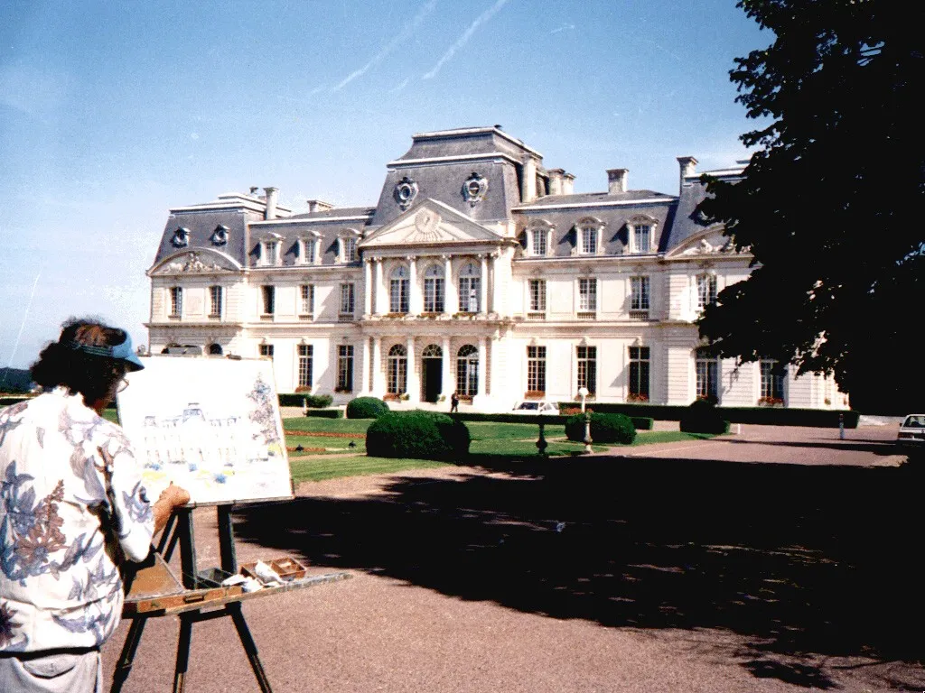 Photo showing: Pierre Vallon devant le Château d'Artigny (Indre-et-Loire). Pierre Vallon fera don de ce tableau au château qui y est exposé.