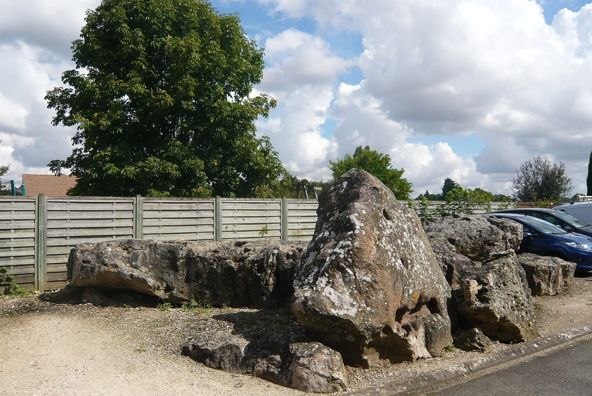 Photo showing: Dolmen La Pierre qui Tourne, Morancez, Eure-et-Loir (France).