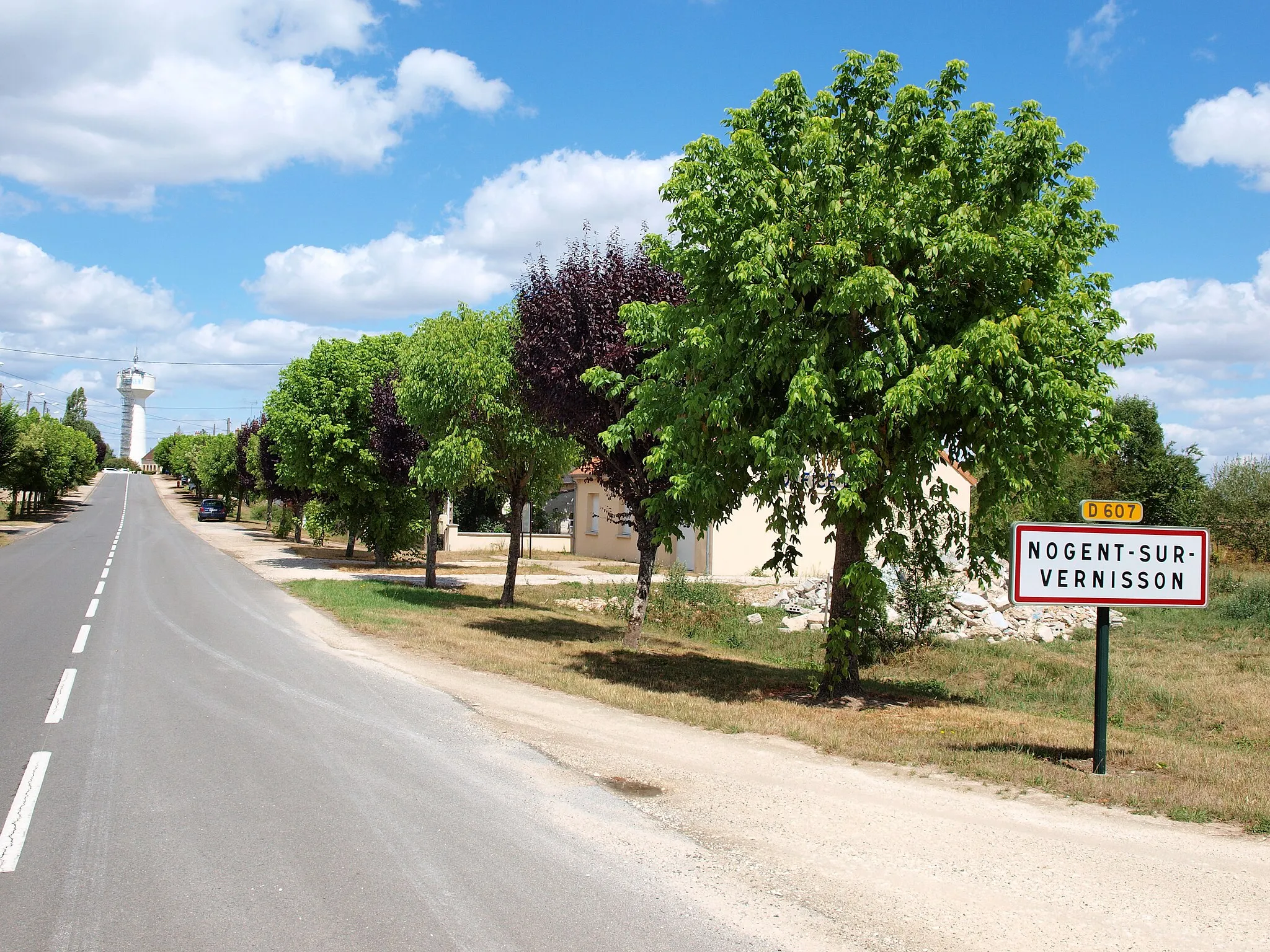 Photo showing: Panneau d’agglomération de Nogent-sur-Vernisson (Loiret, France)