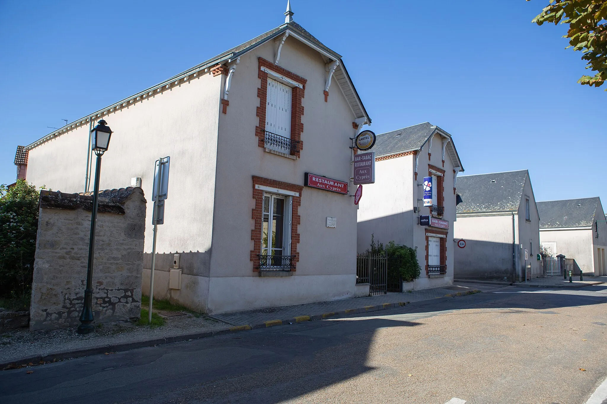 Photo showing: Un restaurant, rue de l'Armistice à Pithiviers-le-Vieil (Loiret, France)