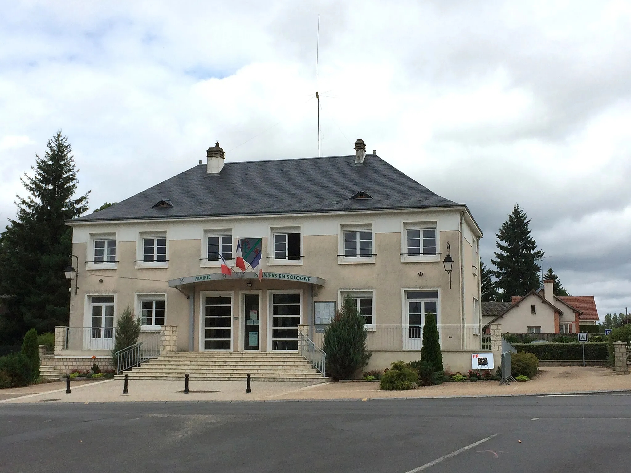 Photo showing: Vue de face de la mairie de la commune