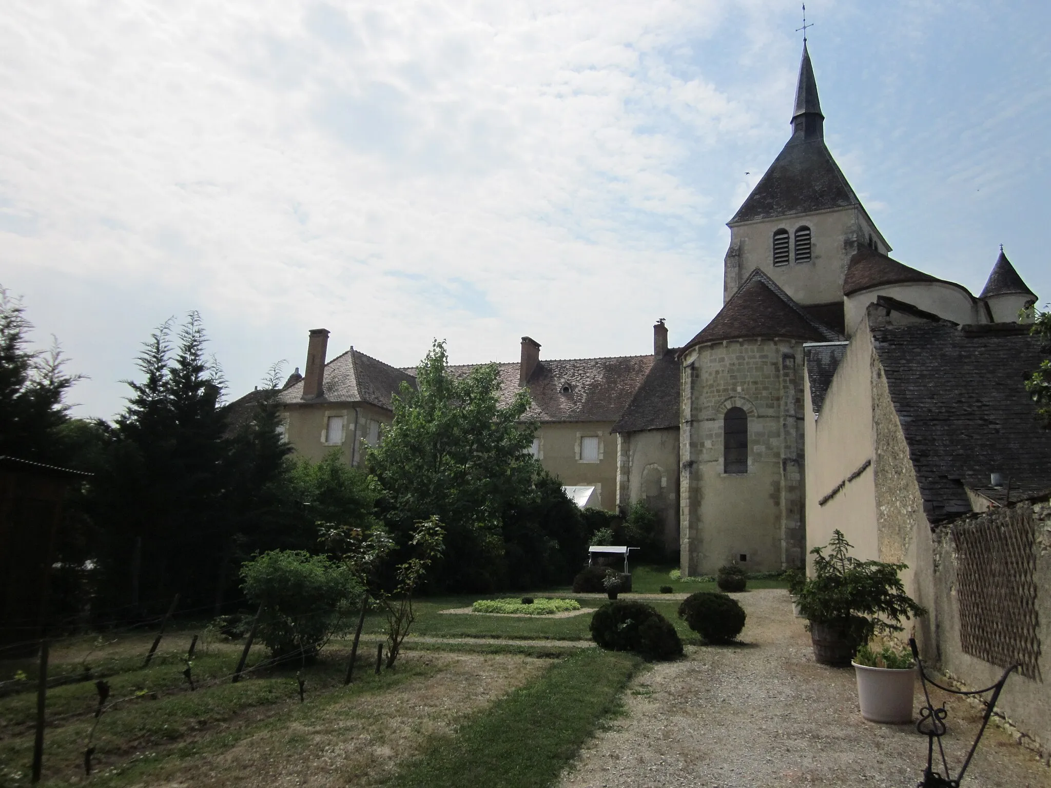 Photo showing: Chevet de l'église romane Saint-Denis à Reuilly (Indre).
À gauche, le prieuré.

Au premier plan, le jardin médiéval.