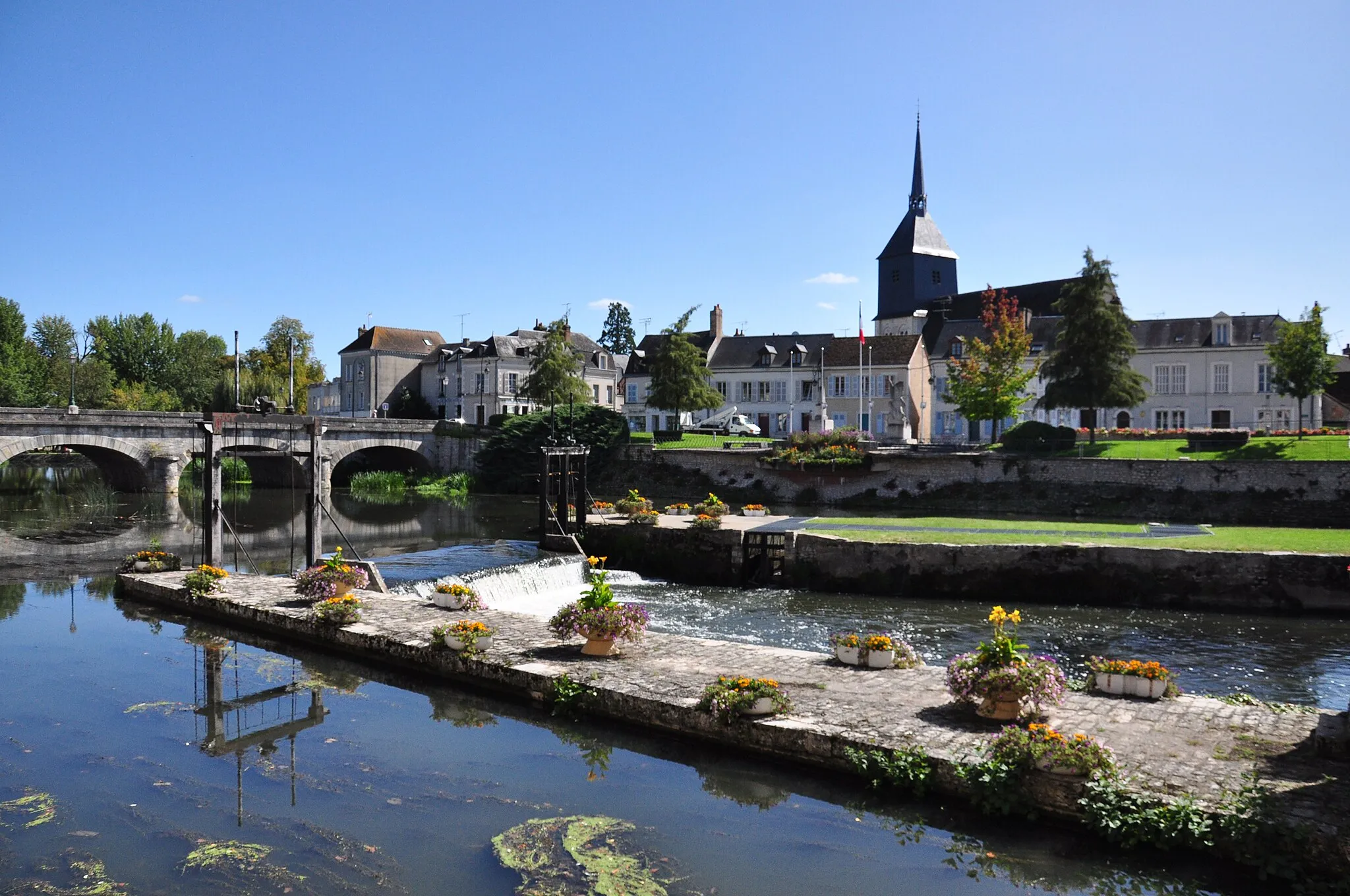 Photo showing: Le centre ville et la Sauldre