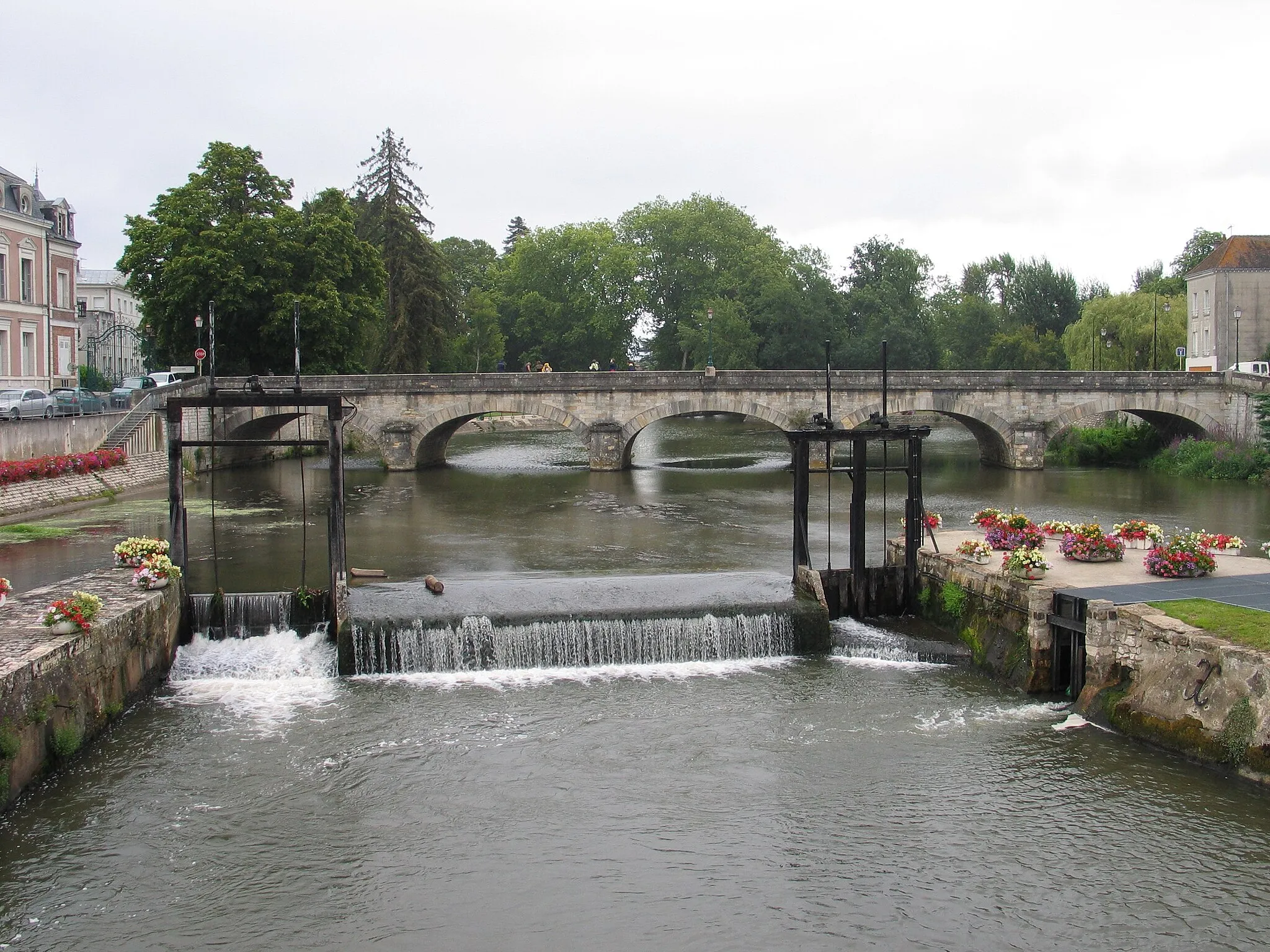 Photo showing: Sauldre. Wiers by museum in Romorantin. This river was teeming with game fish. From the museum which straddles the river, watching the fish was nearly as interesting as the museum. The museum doesn't have much assistance for 'les anglais' but is worth the effort of working through the information. Regional culture, agriculture and hunting/fishing are the themes the museum deals with.