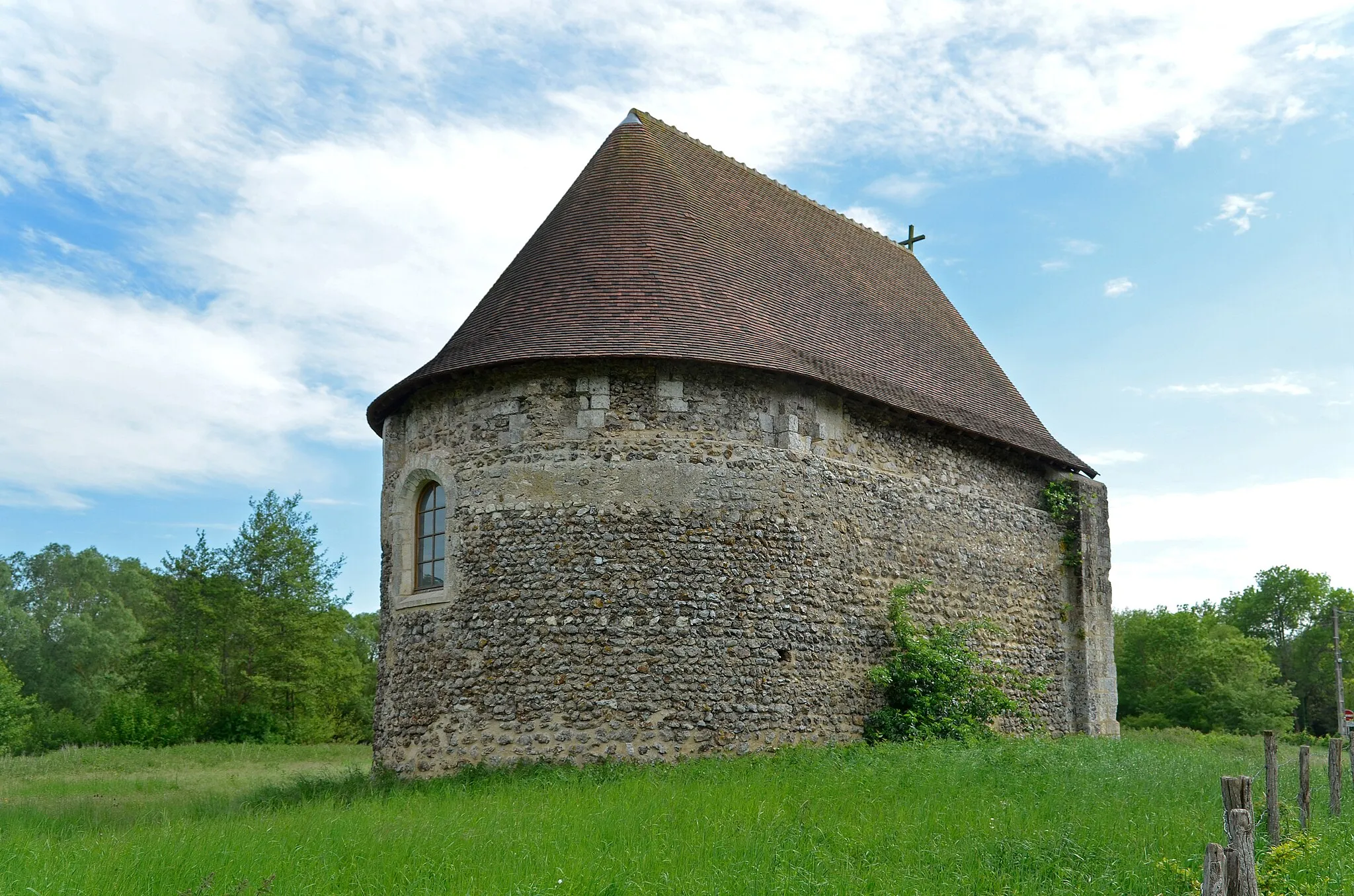 Photo showing: chapelle Saint-Pierre de Vouvray, Saint-Denis-les-Ponts, Eure-et-Loir, France.