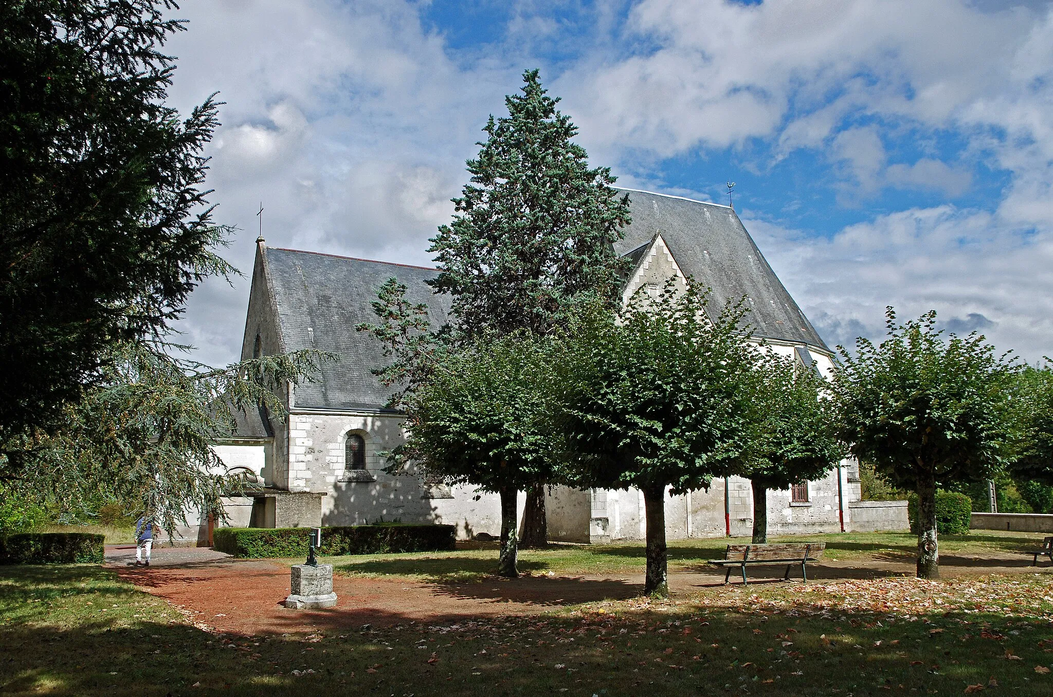 Photo showing: Chissay-en-Touraine (Loir-et-Cher)
Eglise Saint-Saturnin (XVe, XVIe et XVIIe siècles).
L'église se trouve au centre de l'ancien village. On en trouve trace dans des écrits datant de 1150. Elle a subit de nombreuses transformations.
L'église, qui appartenait depuis au moins 1156 à l'abbaye de Villeloin, a été reconstruite aux XVe et XVIe siècles par Pierre Bérard, trésorier de France sous Charles VII (1446-1465) et ses descendants seigneurs de Chissay.
La nef et la chapelle nord sont du XVe.Le choeur et la chapelle sud datent du XVIe. Le porche est du XVIIe.
La tourelle d'escalier est appuyée contre le mur nord. La travée centrale date du deuxième quart du XVIe.

L'église a pour particularité de ne pas avoir de clocher. Les cloches ont donc été placées dans le comble du choeur, côté nef. Les cloches se nomment Marie-Louise installée en 1816 et Marie-Madeleine installée en 1897.