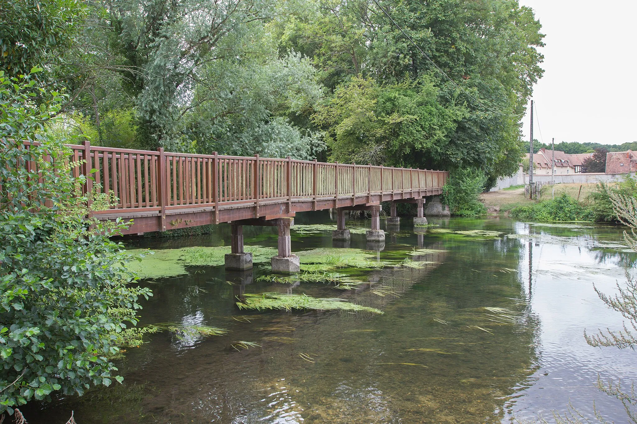 Photo showing: La rivière l'Eure au niveau du Moulin de la Roche à Saint-Prest (Eure-et-Loir, France)