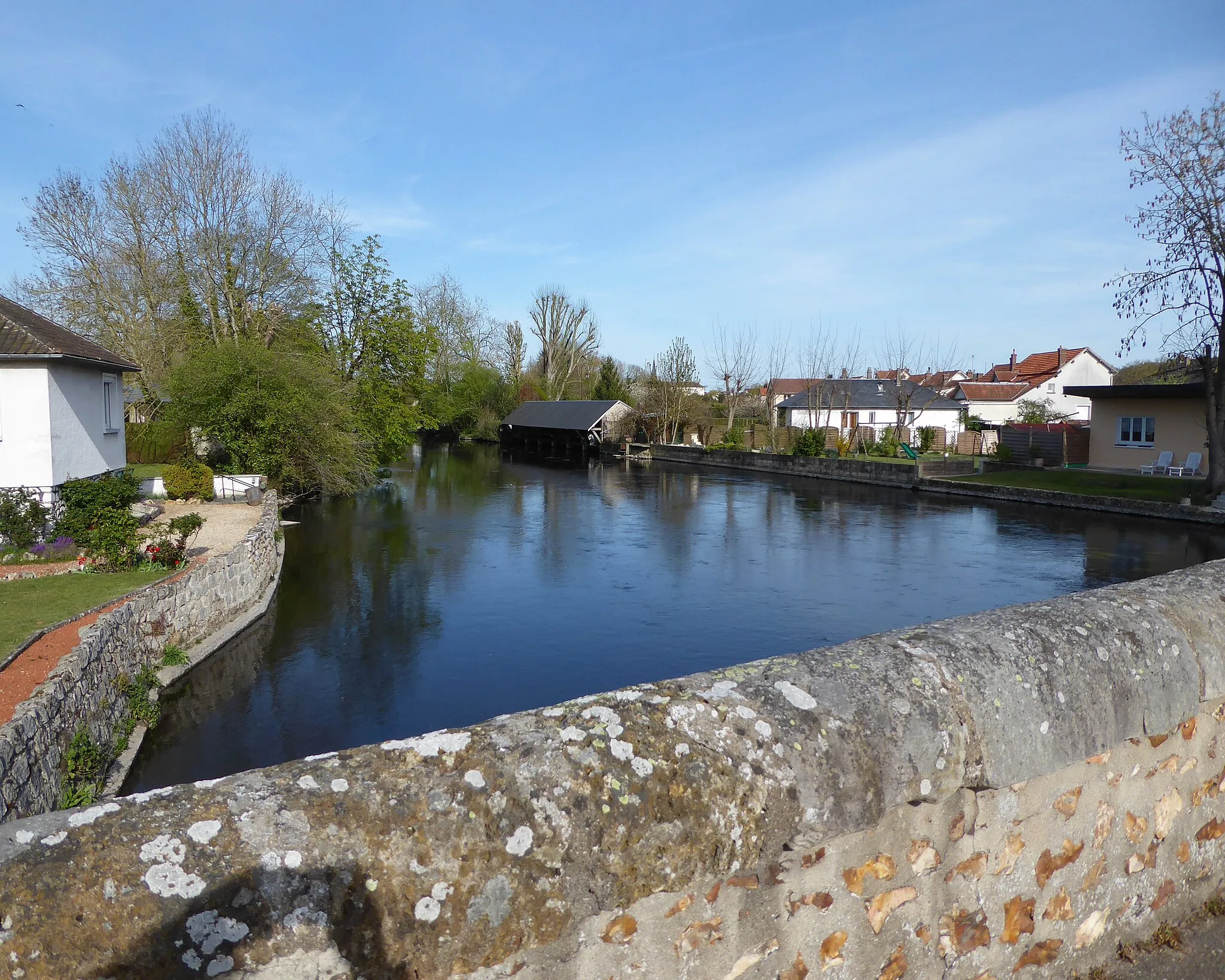 Photo showing: L'Avre vue du Vieux Pont, Saint-Rémy-sur-Avre, Eure-et-Loir, France.