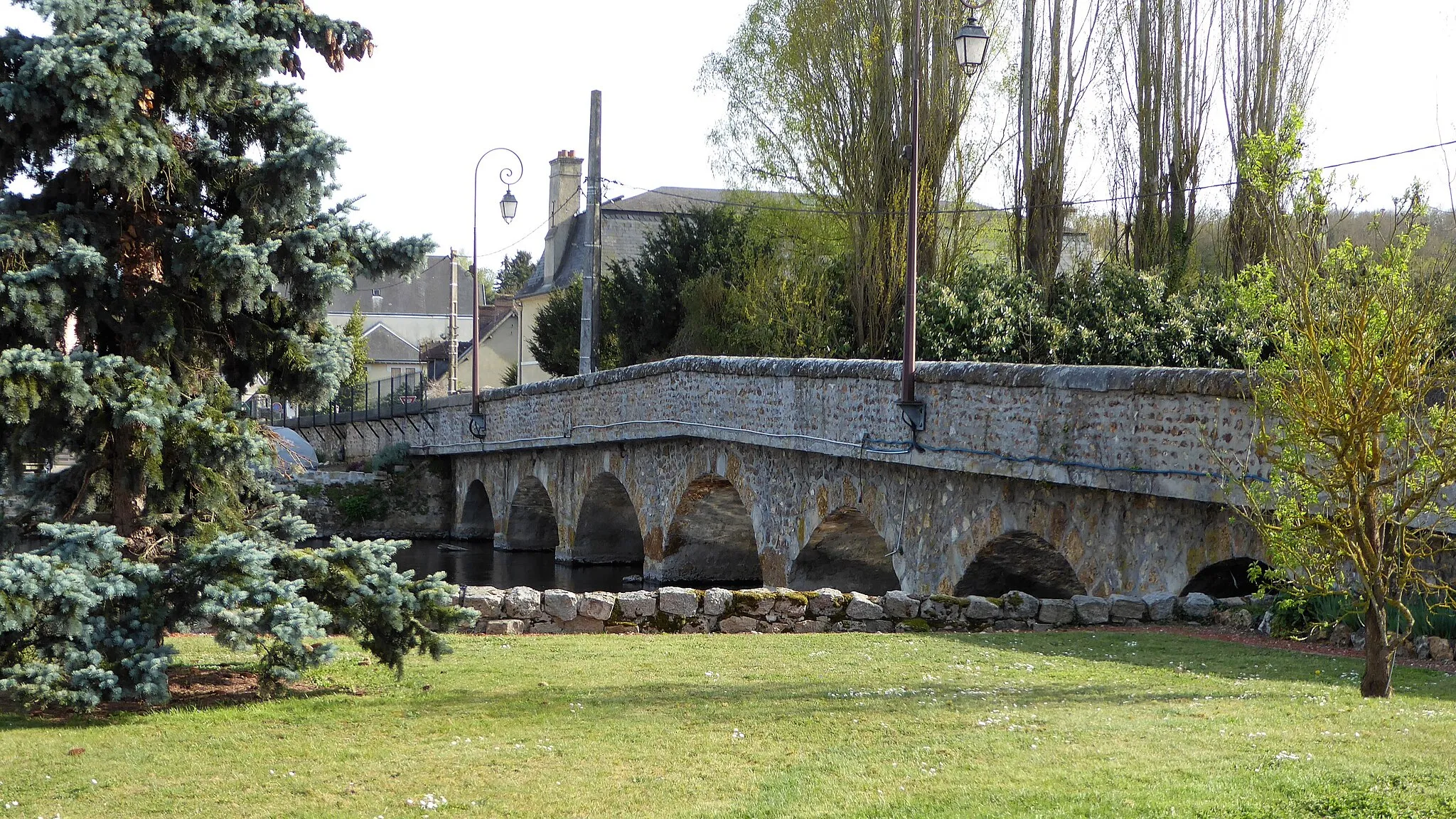Photo showing: "Le vieux pont construit sous François 1er" en 2019, Saint-Rémy-sur-Avre, Eure-et-Loir, France.